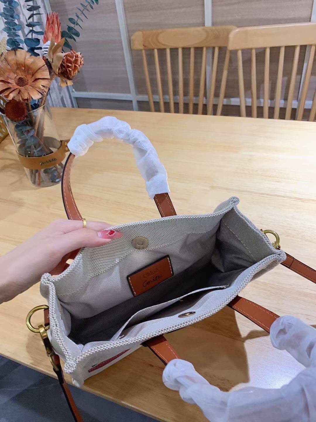 Medium : CHLOÉ Woody large leather-trimmed cotton-canvas tote corita kent tote 14” canvas Corita Kent large tote in embroidered artwork & shiny calfskin