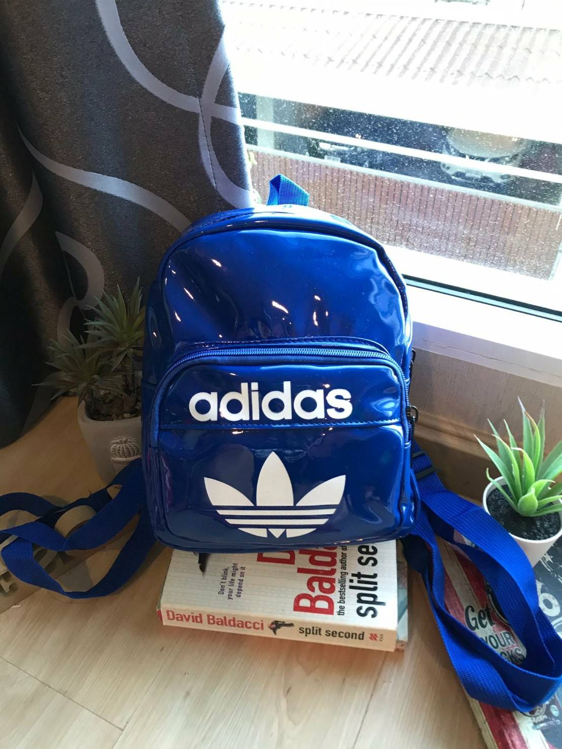 Adidas Classic Mini Backpack กระเป๋าเป้สะพายขนาดกลาง วัสดุหนังแก้ว ขนาดกะทัดรัด กันน้ำได้ เปิดปิดด้วยซิปเดียว ใส่มินิไอแพค กระเป๋าสตางค์ยาวได้ มีสายสะพายสองเส้น สามารถสะพายเป็นทรงครอสบอดี้ หรือเป้ก็น่ารักไปเลยคร้า!