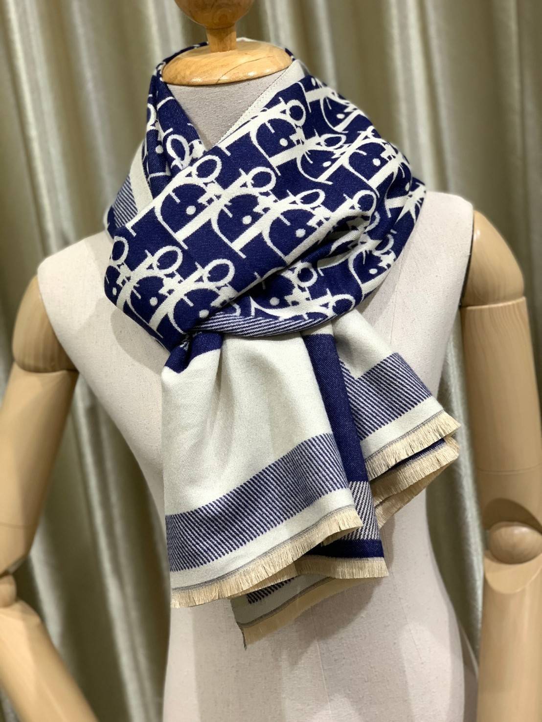 CHRISTIEN DIOR PARIS VINTAGE SILK SCARF สุดเอ็คเซ็คคลูทีฟกับแบรนด์ดังจากปารีส ด้วยงานพรีเมี่ยมกิ้ฟ ส่งมอบความรู้สึกดีๆให้กับคนที่คุณรัก ในรูปแบบผ้าพันคอและผ้าคุมไหล่ผืนใหญ่ให้ความอบอุ่น ถักทอด้วยผ้าcashmereลายวินเทจ มาพร้อมกล่องแบรนด์และถุงกระดาษกลายเป็นข