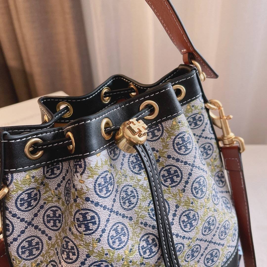 ของแท้ 💯% 】TORY BURCH T MONOGRAM FLORL BUCKET BAG เปิดตัวกระเป๋า T MONOGRAM ที่ผสมผสานกับความน่ารักกับหมู่มวลดอกไม้ เป็นอีกหนึ่งในคอลเล็กชั่น ที่เลือกสรรมาให้ต้อนรับสาวๆ ดีไซน์เก๋ทรงขนมจีบยอดฮิต