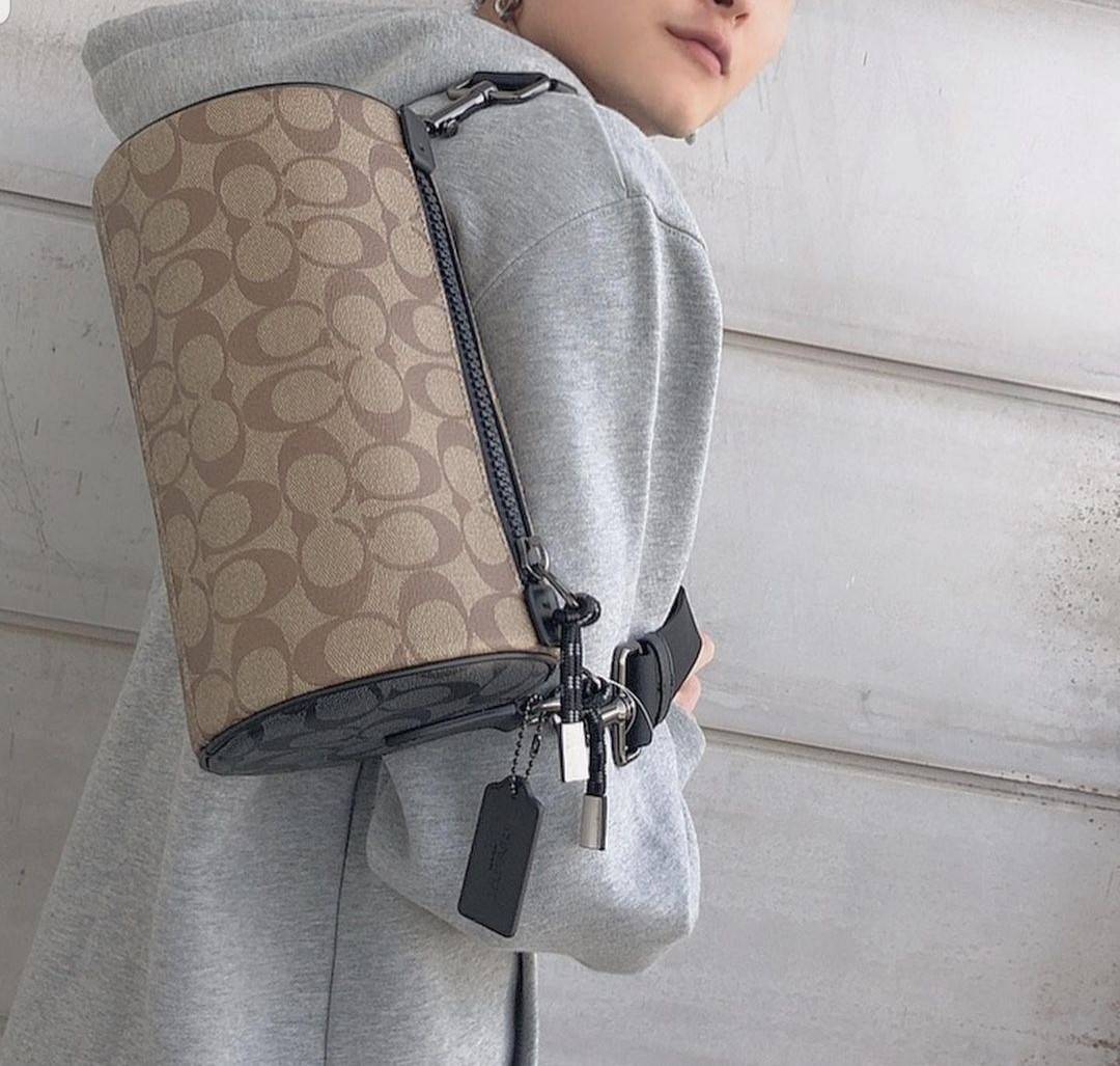 COACH BARREL SIGNATURE CANVAS CROSSBODY (C2957) กระเป๋าสะพาย ทรงเก๋ ขนาดกำลังดี ที่บอกได้คำเดียวว่า เท่ไม่หยอก!! คือดีย์มาก!!// วัสดุแคนวาส ผสมหนังแท้ ลาย SIGNATURE รูปทรงกระบอก// เปิด-ปิด ด้วยซิบ ด้านในโล่งกว้าง เก็บของได้เยอะ// มาพร้อมสายสะพาย สายสปอร์ต