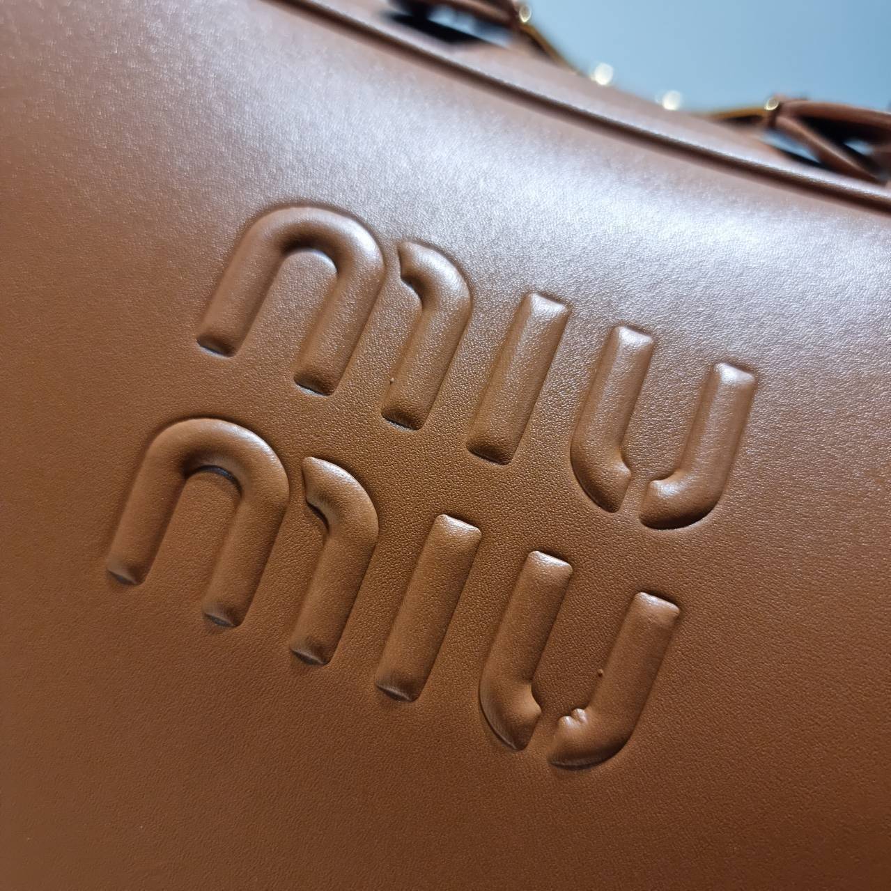 MIU MIU LEATHER BEAU BAG กระเป๋าถือรุ่นสุดจึ้ง ที่ไม่มีตอนนี้คือพลาด ดีไซน์เรียบแต่มากมีอยู่จริง สวยดูแพง หูจับในตัวง่ายและสะดวกพกพา เพียงแค่คล้องไหล่ ขนาดใหญ่จุของได้แบบสบายๆ