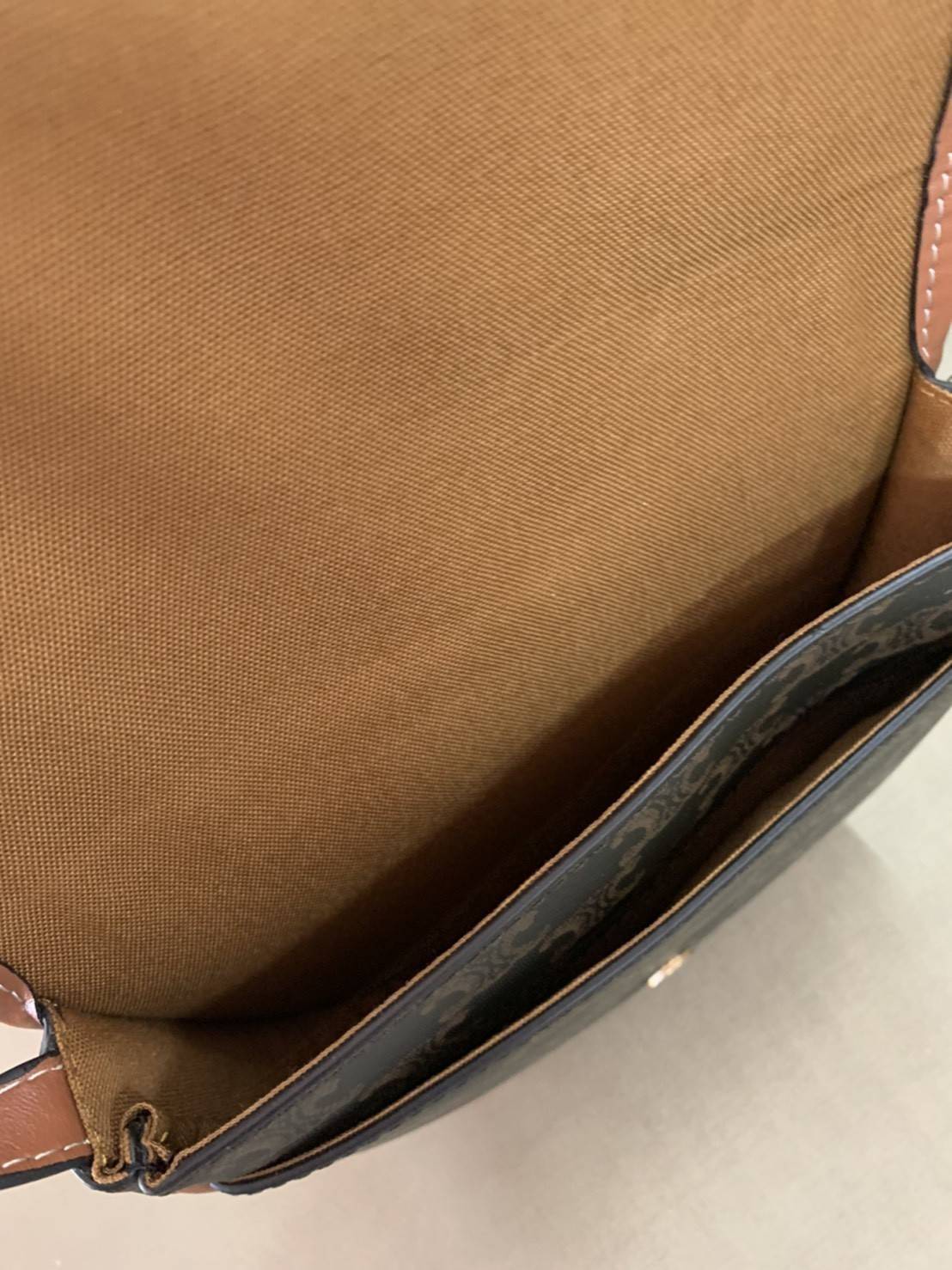 CELINE MINI BESACE IN TRIOMPHE CANVAS AND CALFSKIN WHITE CELINE CROSSBODY BAG VIP GIFT WITH PURCHASE (GWP) พรีเมี่ยมกิ๊ฟ Limited Edition จาก PERFUME DUTYFREE COUNTER กระเป๋าทรงครอสบอดี้ ลายโมโนแกรมวินเทจ รุ่นที่ดาราเกาหลีใช้กันเยอะมาก และเป็นอีกหนึ่งใบที่