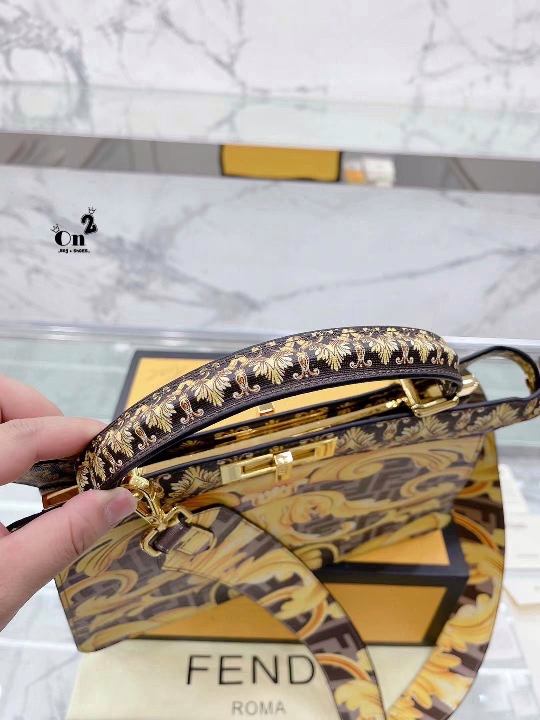 Fendi x Versace Peekaboo Bags / FF Fendace Gold Baroque FF Motif Peekaboo กระเป๋าสะพายสวยไฮโซ สุดฮิต ขนาดกำลังดีหนังลายกราฟฟิกมาใหม่ สวยหรูดูไฮโซมากค่ะ มาพร้อมสายสะพายยาวถอดออกถือได้
