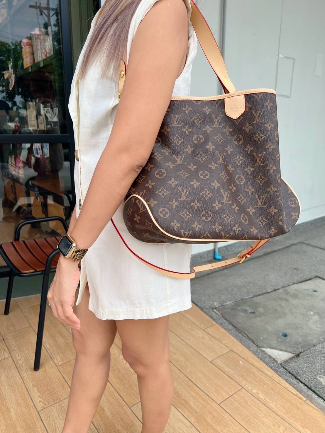 Louis Vuitton Monogram Delight Canvas กระเป๋าสะพายข้างทรงสูงใบใหญ่หนังแกะสังเคราะห์ หูหิ้วปั้มโลโก้ ด้านในมี1ช่องซิป 1ช่องใส่ของจุกจิ๊ก อะไหล่ทองหรูหรา มีสายยาว ถอดสายได้ ปรับระดับได้ จุของได้เยอะ หรูหรา สวยงาม เหมาะกับทุกโอกาศ ต้องมีติดตู้ห้ามพลาดเลยค่า