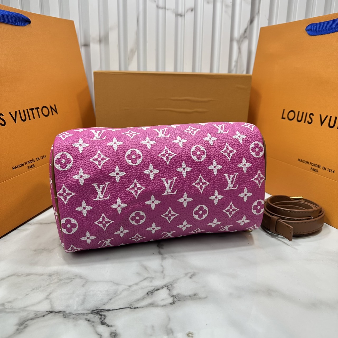 ORI หนังแท้ | LV Speedy P9 Bandoulière 25 Bag กระเป๋าสะพายทรงหมอนสปีดี้ คอลใหม่ล่าสุดหรูหราโดดเด่น รูปทรงใช้งานง่ายสวยตลอดกาล ใช้ได้กับทุกลุค ทุกโอกาส ภายในโล่งกว้างมาก ใส่ของสำคัญได้ครบแน่นอนจ้า