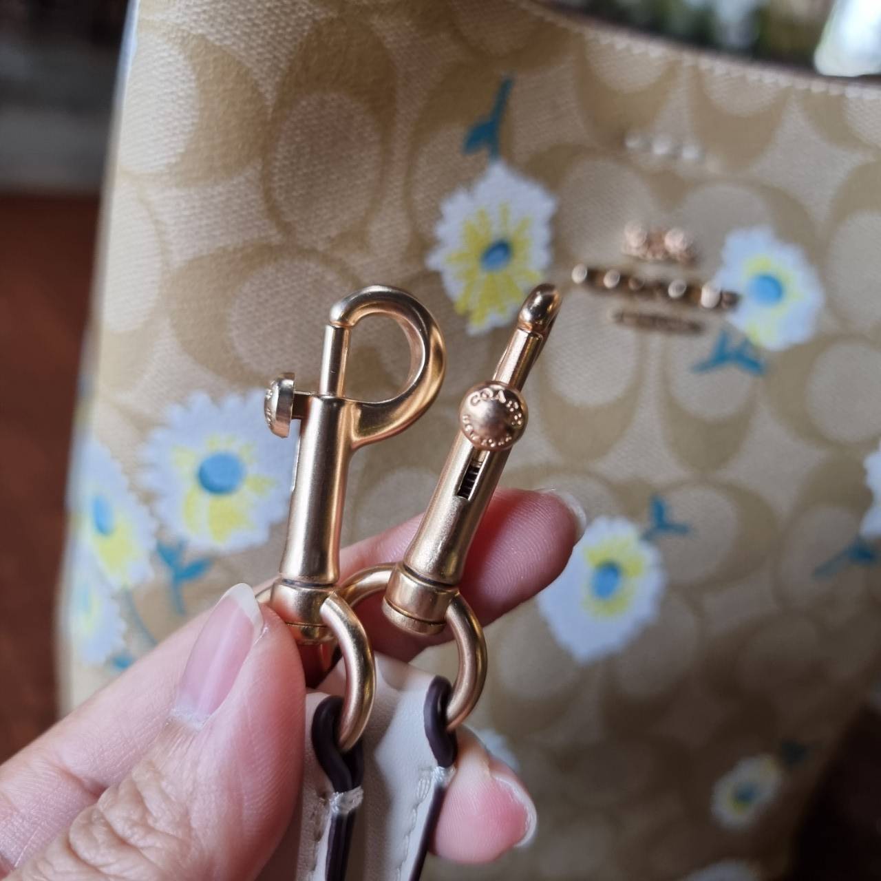 OUTLET 】COACH C3411 SMALL TOWN BUCKET BAG IN SIGNATURE CANVAS WITH DAISY PRINT สวยสดใสมาให้ถึงบ้านจ้า!! กระเป๋าทรงบัคเก็ตยอดฮิต รอบนี้น่ารักมุ้งมิ้งไม่เลิก ดีไซน์ลายดอกเดซี่คละรอบใบ วัสดุหนังแคนวาสเคลือบลาย ปากกระเป๋าเปิด-ปิดด้วยกระดุมแม่เหล็ก 2ฝั่ง มีหูจ