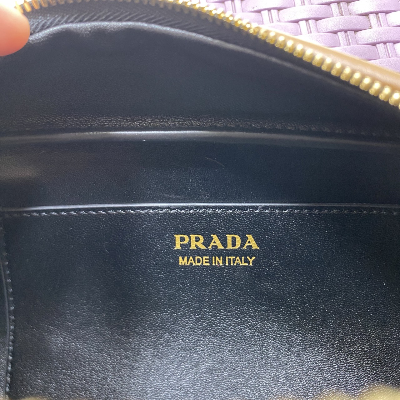 TOP ORI หนังแท้ | Prada Swing smooth leather shoulder bag / Prada Hobo Bag กระเป๋าสะพายสไตน์สปอร์ตเรียบหรูดีไซน์ใหม่เรียบง่าย หนังแท้เรียบสวยสัมผัสนุ่มละมุน โทนสีทูโทนแต่งแต้มสีสันให้โดดเด่น