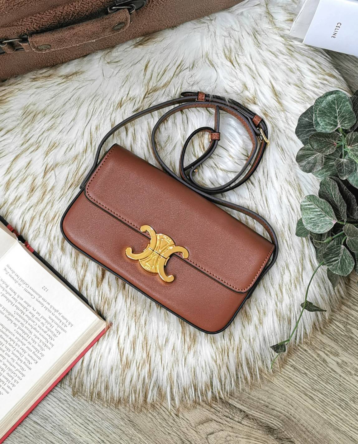 พรีเมี่ยมกิ๊ฟแท้ 100% 】CELINE TRIOMPHE SHOULDER BAG VIP GIFT WITH PURCHASE-GWP พรีเมี่ยมกิ๊ฟ Limited Edition จาก CELINE PERFUME DUTY FREE COUNTER วัสดุ TRIOMPHE & LEATHER ดีไซน์ยอดนิยมสไตล์สาว LISA ทรงเหลี่ยมหนังเรียบสวยหรูอยู่ทรงเปิดปิดด้วยฝาปิดโลโก้แบรน