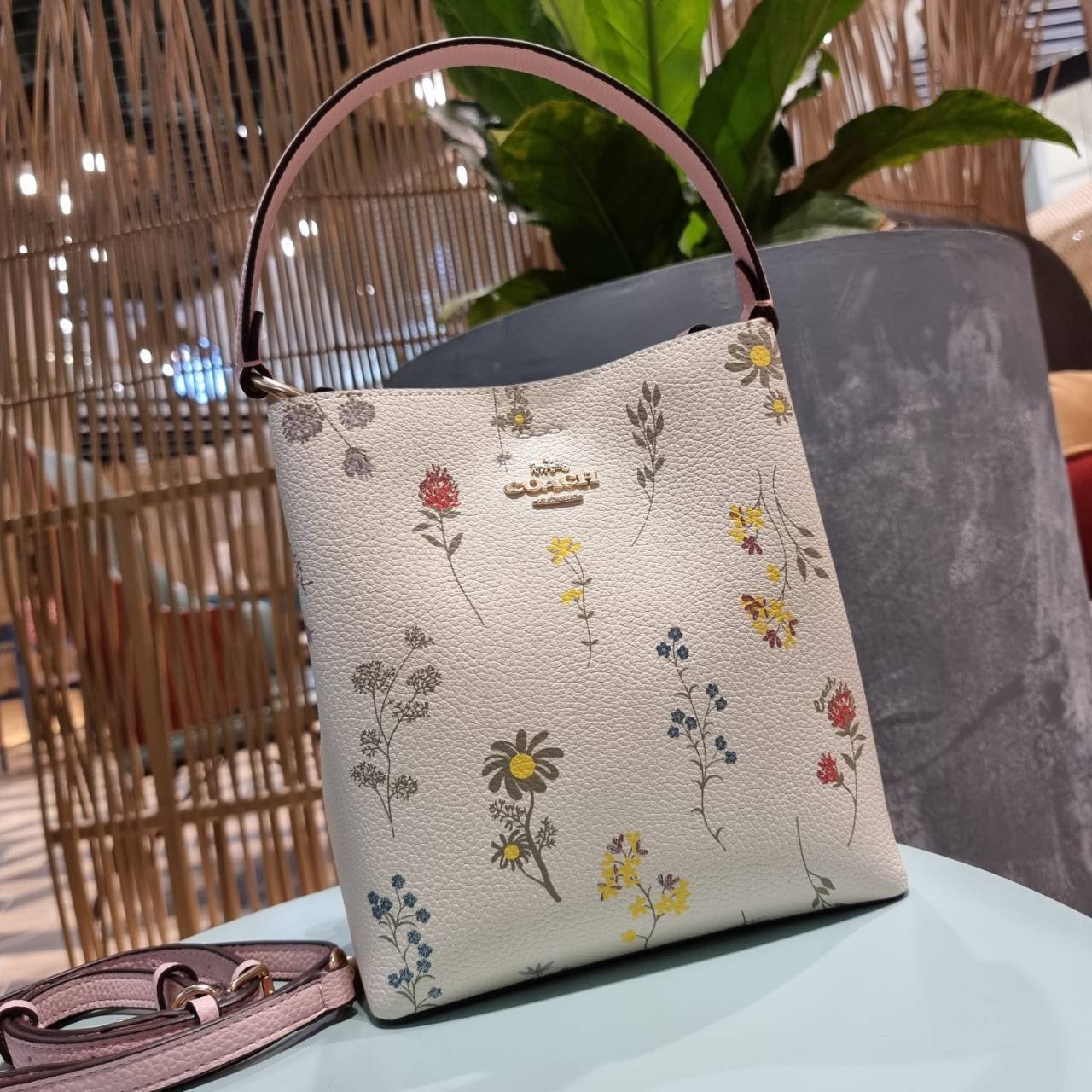COACH C3598 SMALL TOWN BUCKET WITH SPACED WILDFLOWER PRINT คอลเลคชั่นใหม่ พร้อทเสิร์ฟความสวยก่อนใคร กระเป๋าทรงบัคเก็ตยอดฮิตตลอดกาล ดีไซน์ดอกไม้คละรอบใบ วัสดุหนัง pepble ดูผู้ดี ละมุนไปอีก ปากกระเป๋าเปิด-ปิดด้วยกระดุมแม่เหล็ก 2 ฝั่ง มีหูจับในตัวและสายสะพาย