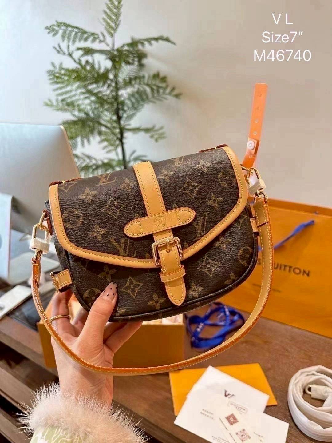 LV Saumur BB Monogram Canvas Bag กระเป๋าดีไซน์คลาสสิคแฝงดีเทลความหรู ร่วมสมัยคงเอกลักษณ์ดั้งเดิม รูปทรงอานม้าและหัวเข็มขัด