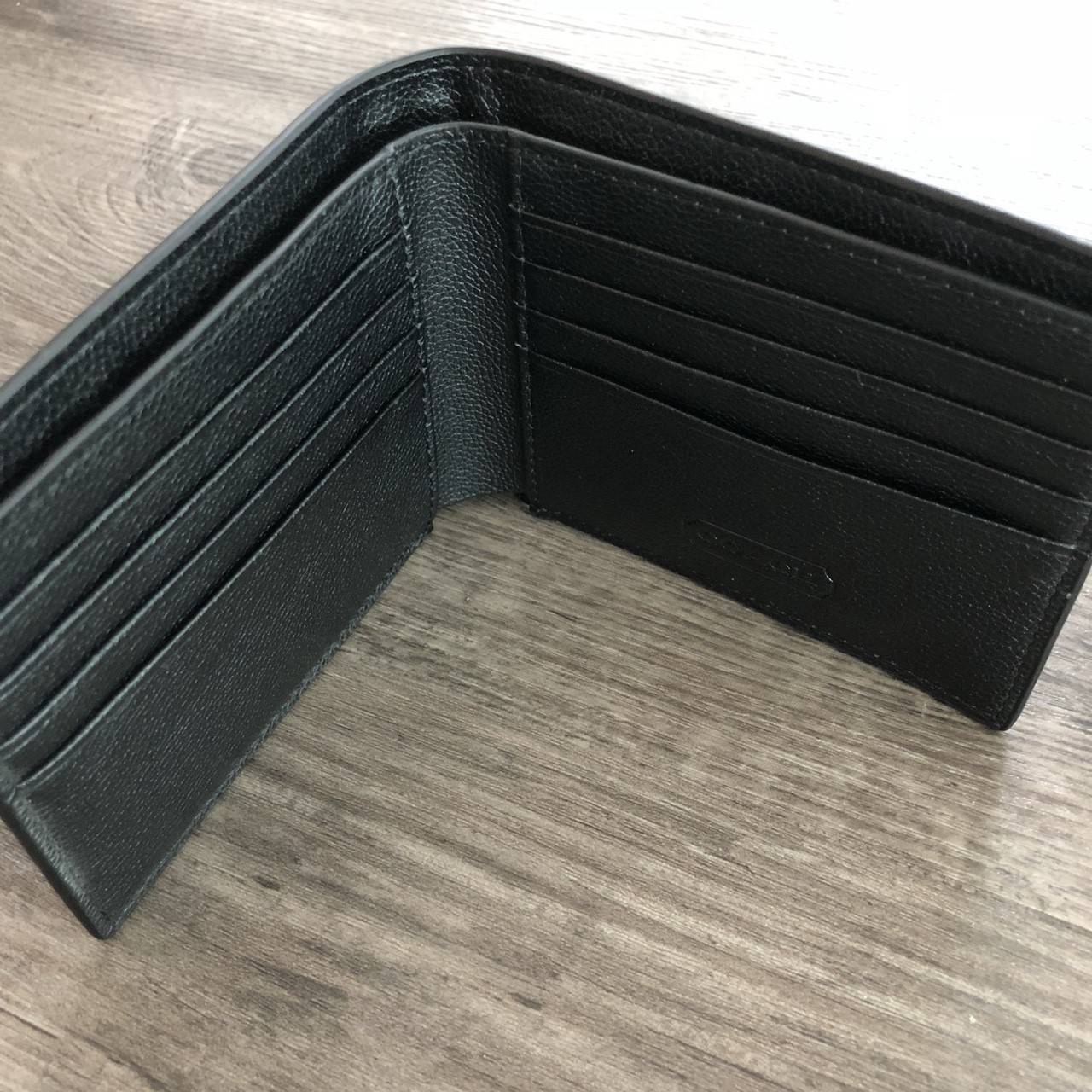 COACH Compact ID Wallet in Sport Calf Leather กระเป๋าสตางค์ใบสั้น ภายในมีช่องใส่บัตร, ธนบัตร มาพร้อมกระเป๋าใส่บัตรใบเล็กอีก 1 ใบ จะมอบเป็นของขวัญหรือใช้เองก็แนะนำค่ะ