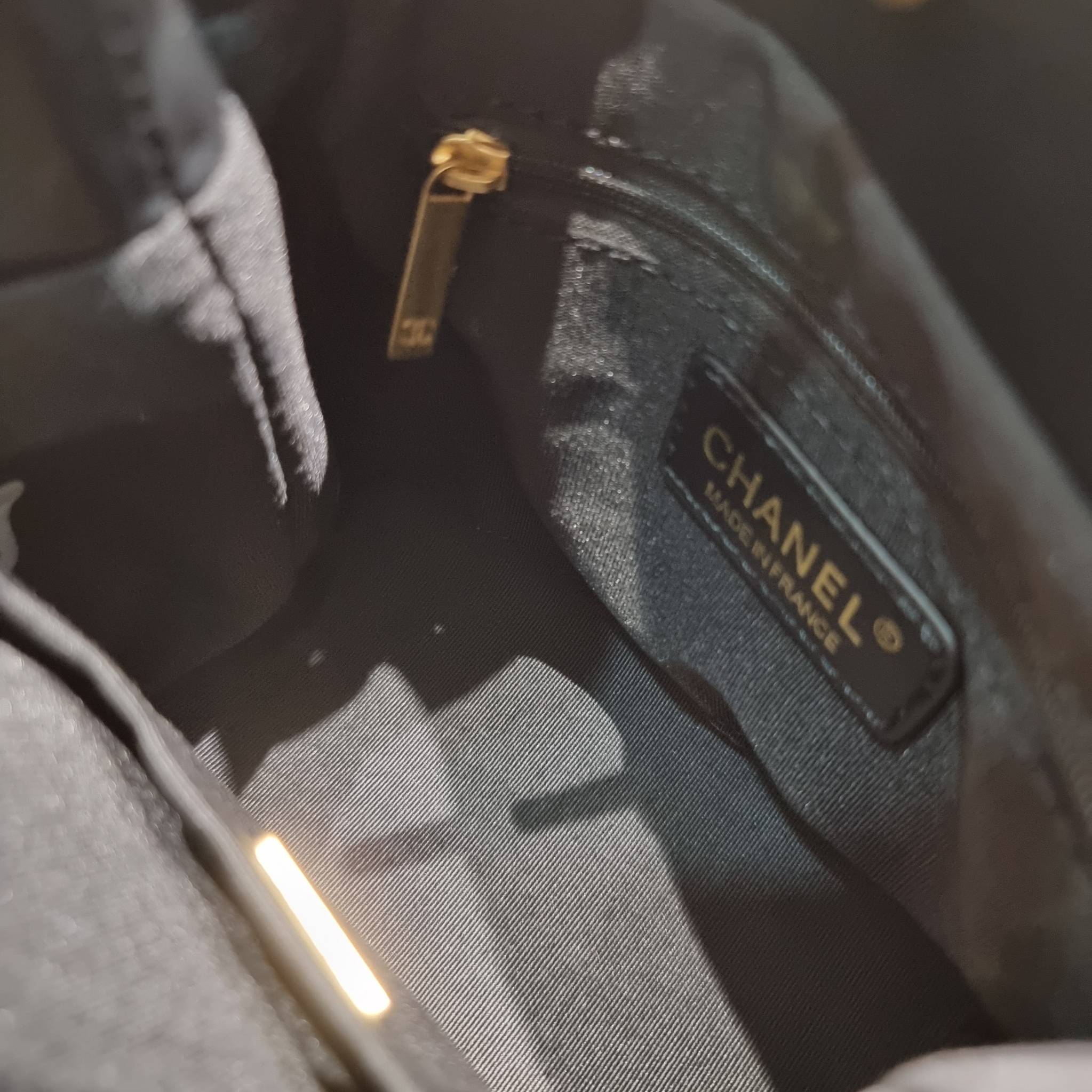 Chanel small backpack กระเป๋าสะพายหลังใบเล็ก โลหะสีทอง ดีไซน์ 2023 น้องน่ารักตะโกนม้าก!! กับกระเป๋าทรงเป้ ขนาดน่ารักน่าใช้ ดีเทลดีงาม มีใบลูกติดในตัวกระเป๋า สะดวกใช้สุดๆ