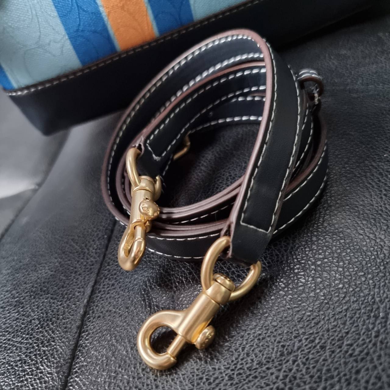 COACH C4086 MOLLIE TOTE 25 IN SIGNATURE JACQUARD WITH STRIPES แจกความสดใสด้วยลุคคัลเลอร์ฟูล กระเป๋าทรงโท้ท มินิไซส์ ตกแต่งลายเอกลักษณ์ถักทออยู่บนผ้า jacquard ตัดกับลายเส้นสีสันสวยงาม ลงตัวไม่ซ้ำใคร ภายในเป็นช่องโล่ง มีช่องซิปกลางใส่ของได้ ขนาดกำลังดีแบบใส