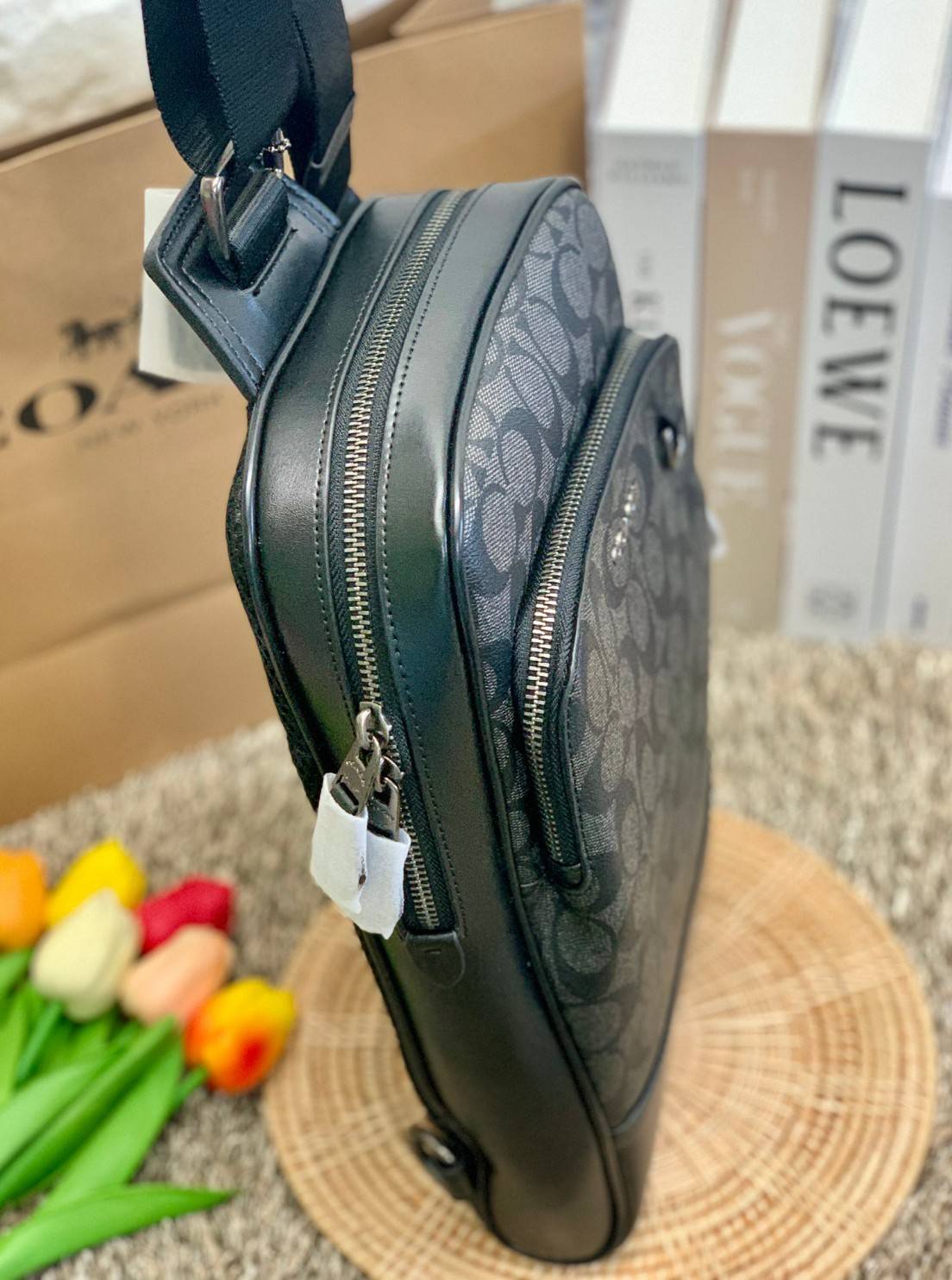 ใหม่ล่าสุด คุณผู้ชายห้ามพลาดเลยค่าา COACH GRAHAM PACK IN SIGNATURE ((89937)) พร้อมส่งที่ไทยค่ะ! กระเป๋าคาดอก สามารถคาดด้านหน้าหรือด้านหลังได้ตามแต่สะดวกค่ะ หนังแท้นิ่ม ทรงสวยมากๆค่ะสำหรับรุ่นนี้! มีช่องซิปตอนหน้าหนึ่งช่อง;ช่องหลักเปิดปิดแบบซิปคู่ ภายในโล่