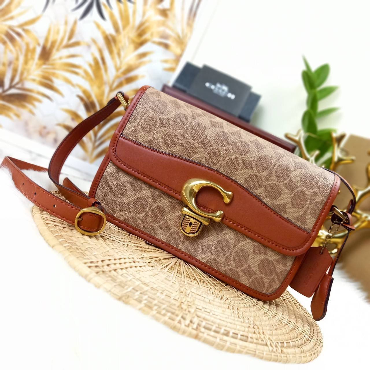 OUTLET 】COACH STUDIO SHOULDER BAG IN SIGNATURE CANVAS (COACH C6639) โอ้โห!! ตลึงเลย สวยฟาดมากๆเทอ!! 🌺ห้ามพลาดนะยูวว🤩รุ่นคลาสสิค เรียบหรู ดูแพงสุดๆ //พร้อมส่งก่อนใคร ยังไม่มีในช็อปไทยนะยูวว😘//กระเป๋าสะพาย คลอสบอดี ดีไซน์เฉียบ สายปรั