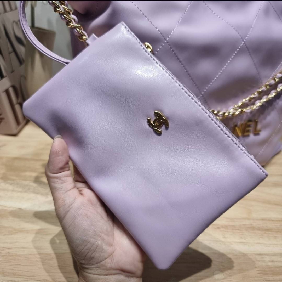 Chanel 22 bag เกินต้านที่สุดกับไอเท็มนี้ ที่สาวๆหรือใครๆก็ต้องมีแล้ว!! แค่เห็นก็หลงรัก กระเป๋าทรงสวย ดีเทลเรียบแต่มีความหรูแอบซ่อนอยู่ ด้วยดีไซน์สายสะพายโซ่สีทอง และโลโก้อันโดดเด่น