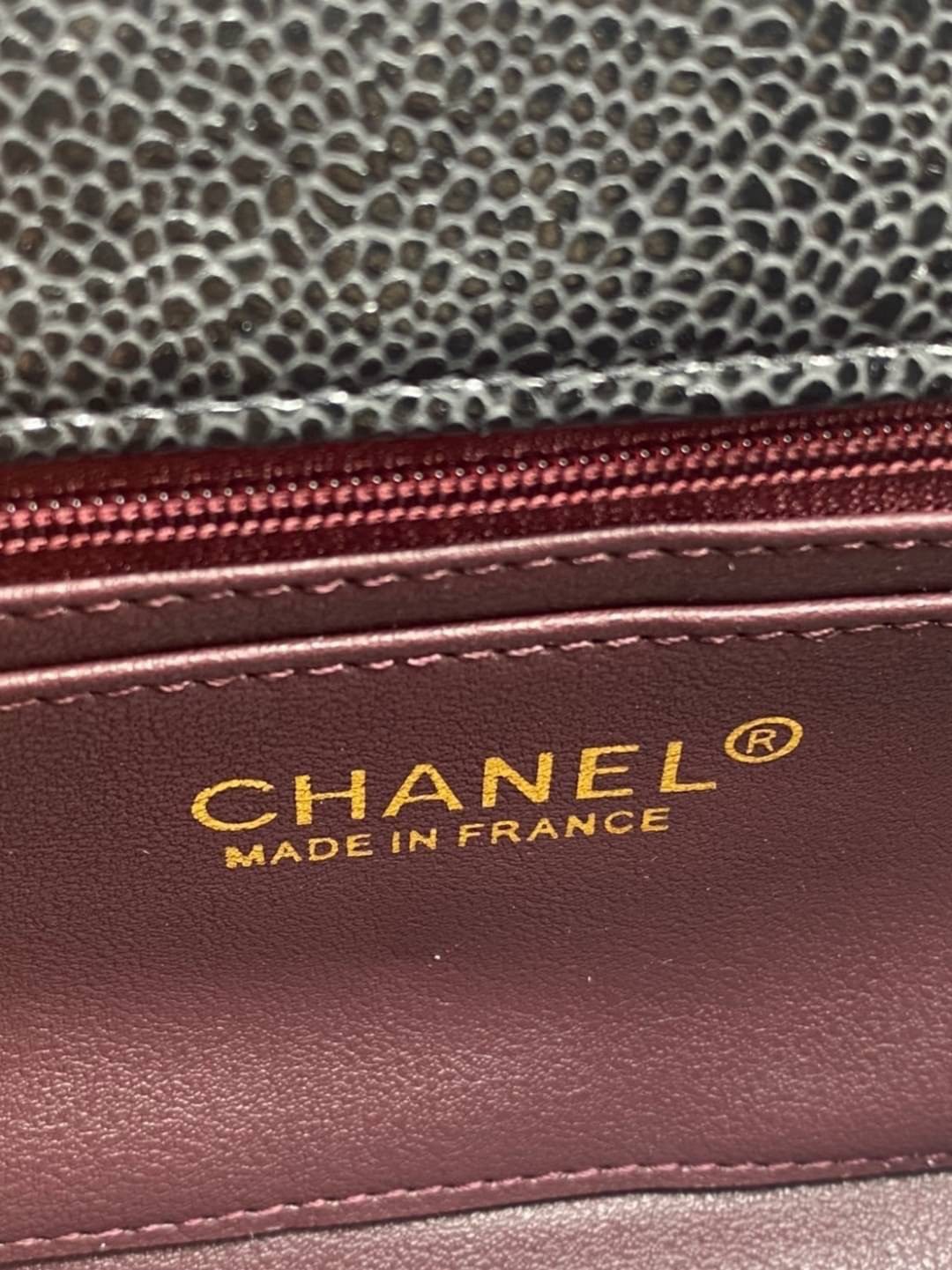 หนังแท้ CHANEL classic 8" black caviar รุ่นยอดนิยมไอเท็มฮิตวัสดุหนังคาเวียร์สวยคลาสสิค ด้านหน้ามีโลโก้แบรนด์อะไหล่ทอง/เงินสวยหรู ภายในสีแดงเบอกันดี้ เป็นใบยอดนิยมของสาวๆ เลยค่าา พร้อมส่งที่ไทยไม่ต้องรอพรีฯ สาวก Chanel Must Have! นะคะ