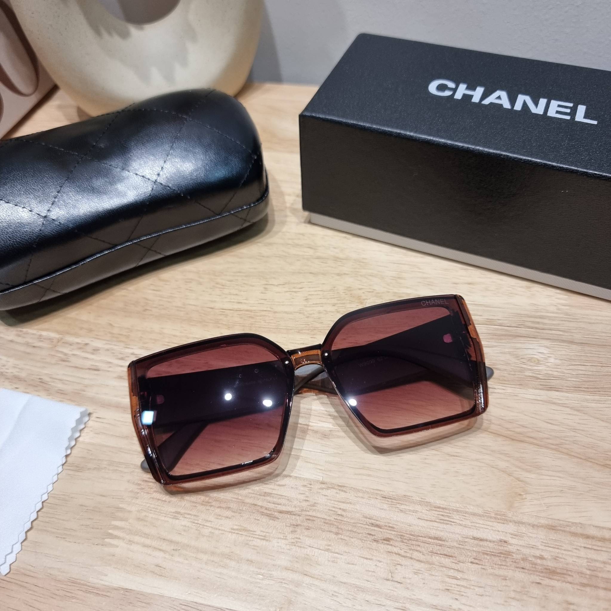 Chanel Sunglasses UV protection gift Box set สุดคุ้ม มาพร้อมอุปกรณ์ครบเซ็ท ดีไซน์ชิคมากแม่!! รับรองไม่ซ้ำใคร ใส่เสริมโหงวเฮ้ง ดูผู้ดี มีพกติดตัวไว้ไม่ตกเทรนด์ ใช้ได้ทุกโอกาส