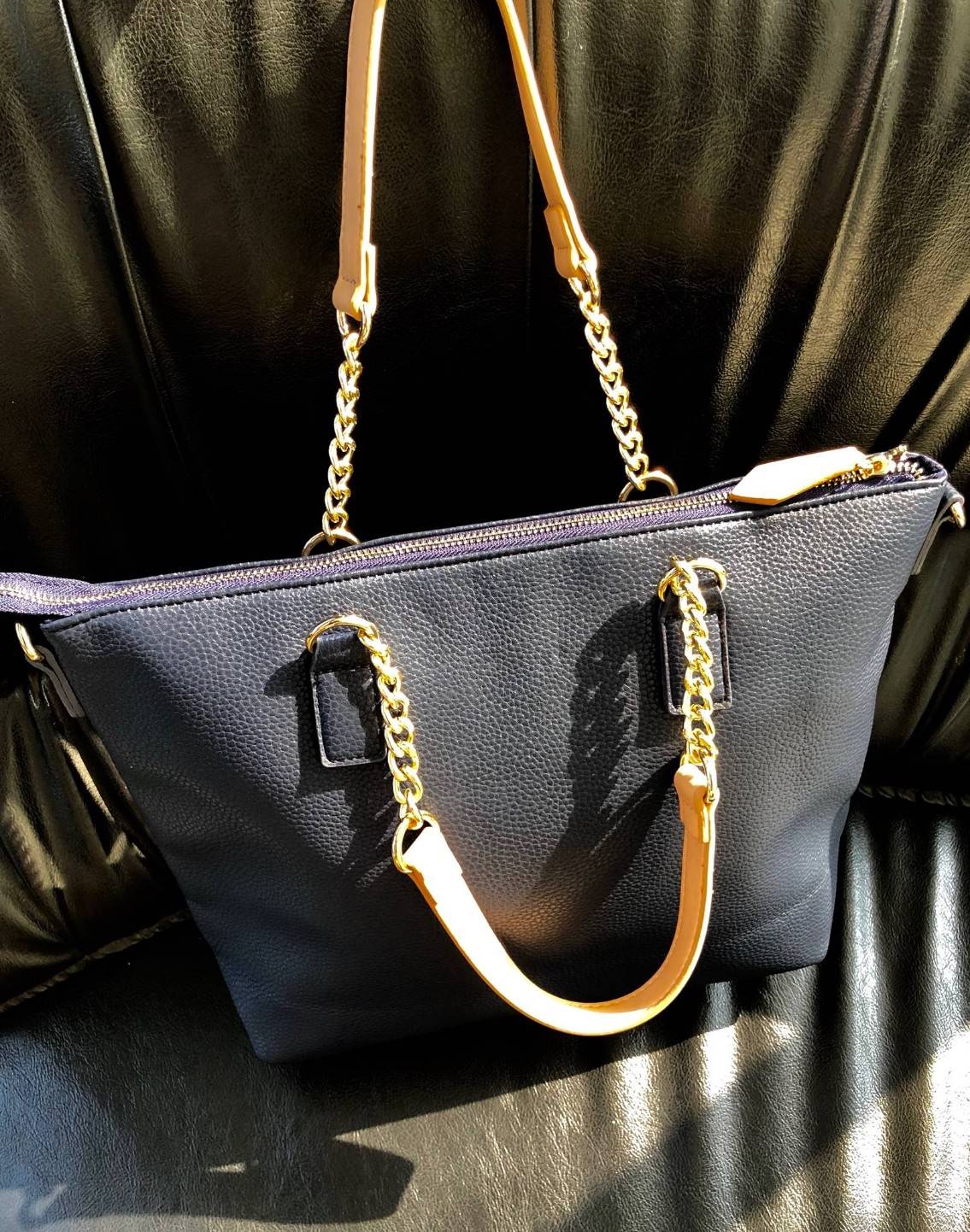 GUESS PU HANDBAG//SHOULDERBAG สินค้าเข้าใหม่!! กระเป๋าถือ/คล้องแขนหรือสะพายข้าง วัสดุหนังนิ่ม น้ำหนักเบา น่าใช้ ด้านหน้าติดอะไหล่โลโก้แบรนด์ประดับเม็ดคริสตัลหรู เปิดปิดกระเป๋าแบบซิป ภายในโล่ง ใส่ของจุ มีช่องซิปและช่องเล็กใส่ของจุกจิก หูหิ้วแบบโซ่ต่อหนังสว