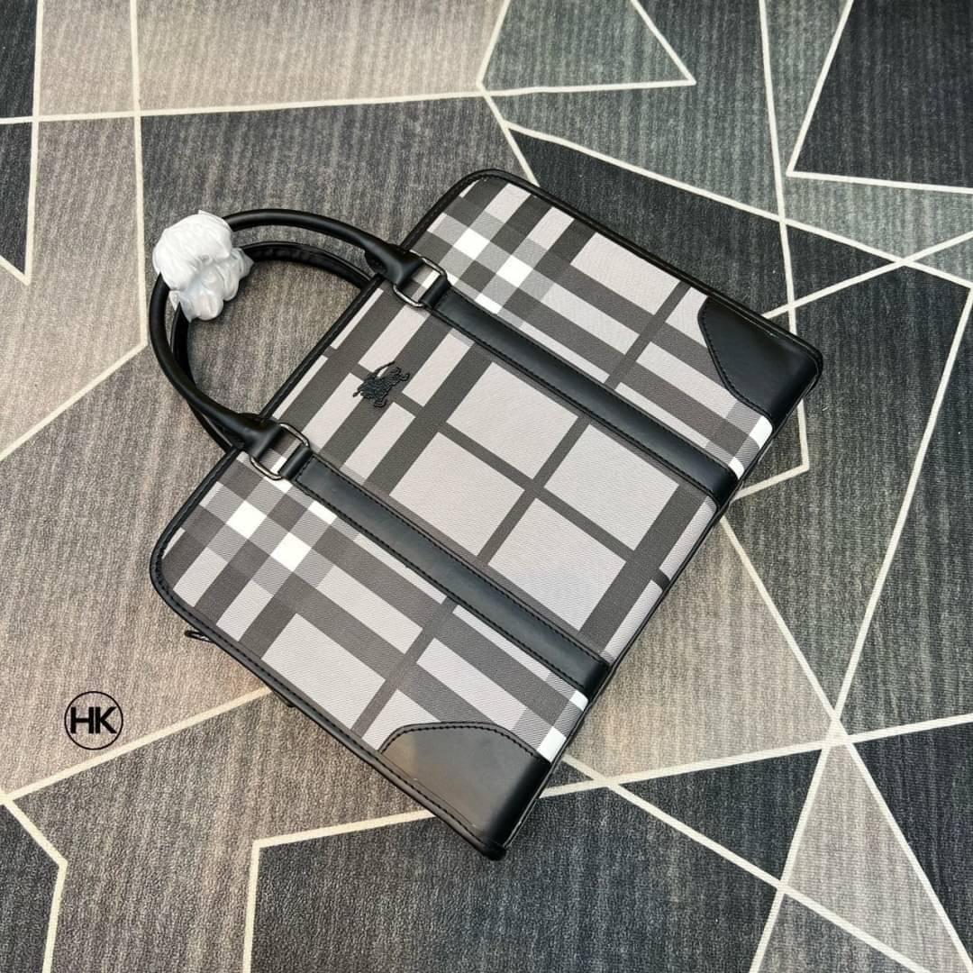 Burberry Men Ainsworth Briefcase / Burberry Newburg Briefcase / Burberry Briefcase Men Bag กระเป๋าเอกสารผู้ชาย กระเป๋าถือแนวนอนกระเป๋าธุรกิจใบใหญ่ สวยงามน่าใช้ จะถือหรือใช้แบบสะพายข้าง ลุคออกมาคือดูดีทีเดียว สินค้าแนะนำ