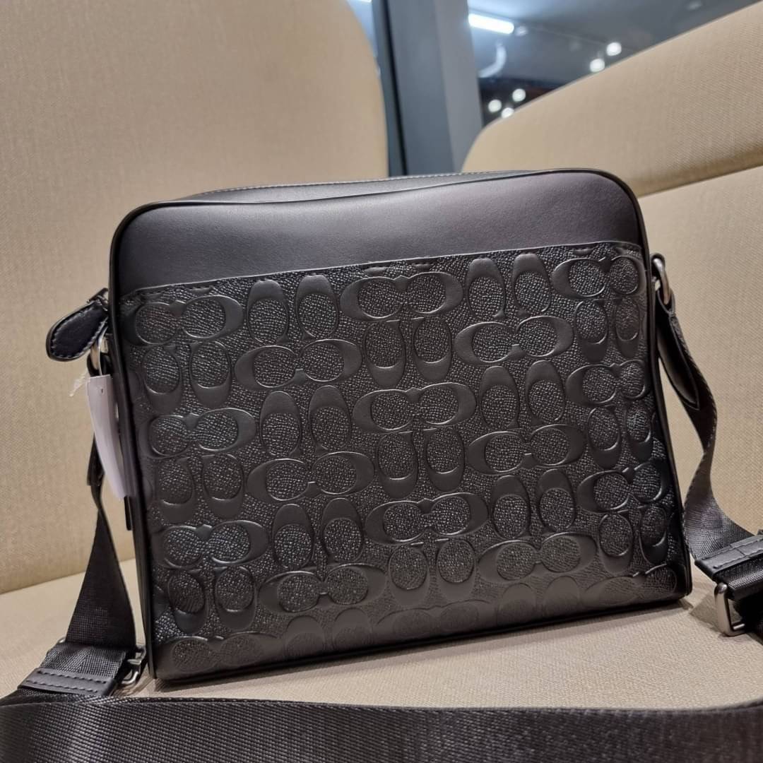 COACH F28455 CHARLES CAMERA BAG IN SIGNATURE LEATHER รุ่นสุดฮิตที่หนุ่มๆเค้ารู้กัน กับกระเป๋าสะพายข้างทรงแมสเซนเจอร์ ที่อัพเลเวลความหรูด้ายลายปั๊มซิกเนเจอร์นูน บนวัสดุหนัง crossgrain ตัดสลับด้วยหนังแท้ สัมผัสดีทั้งใบ มีช่องซิปให้ด้านหน้า และช่องย่อยด้านหล