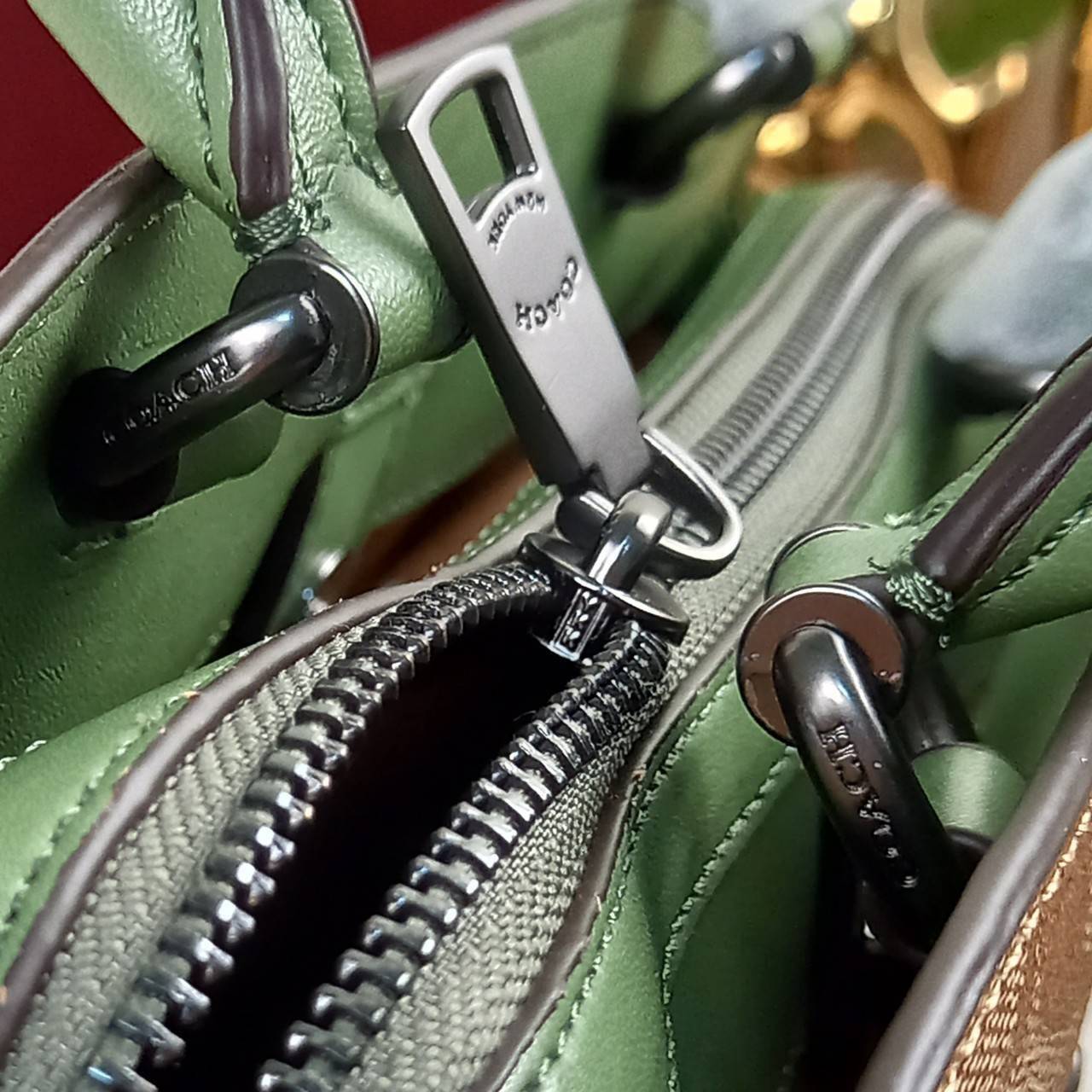 หัวใจจะวาย!! ละมุนมาก ลุคคุณหนูสุดๆ COACH MINI LILLIE CARRYALL (COACH F91494)🌺 ใช้ดีจนต้องบอกต่อ อีกแล้วจ้า ใครๆก็ถามหา😍>>>ทรงถัง รุ่นใหม่ 10 นิ้ว ขนาดกำลังดี เหมาะมือมาก มี 3 ช่องด้านใน ช่องกลาง เปิด-ปิด ด้วยซิป ส่วน 2 ช่องด้านข้