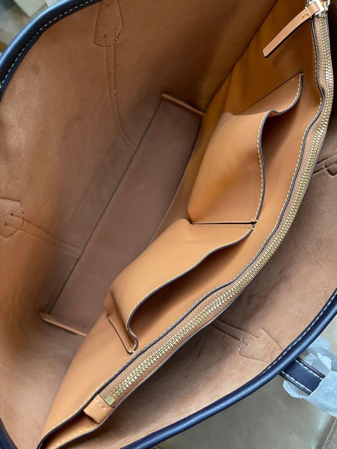 ของแท้ 💯% Tory burch perry monogram jacquard triple compartment tote ครั้งแรกกับลายโมโนแกรม ที่ได้รับแรงบันดาลใจมาจากโลโก้สุดคลาสสิกในกระเป๋าทรงtote bag T Monogram ที่ใช้การทอลายแบบแจ็กการ์ดสุดประณีต