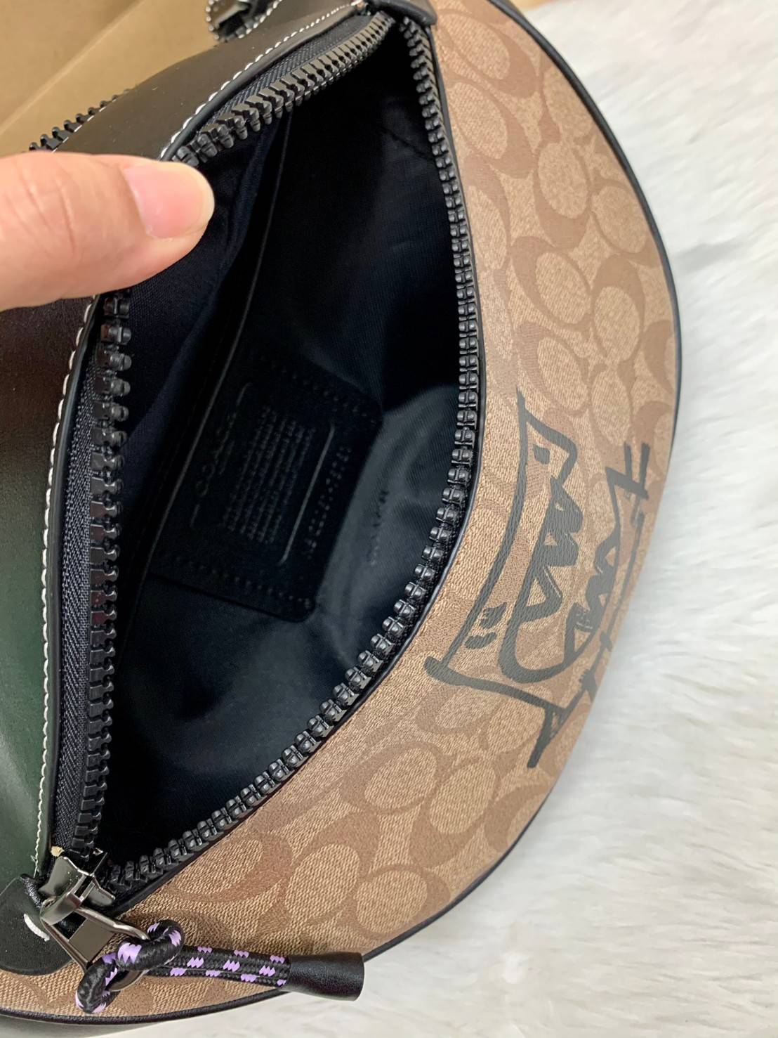 OUTTLET 】COACH Rivington Belt Bag In Signature Canvas With Rexy By Guang Yu (75761) กระเป๋าคาดอก หนังแท้เรียบ นิ่มสวย ด้านหน้าเด่นด้วยลายปริ้นท์เก๋เท่ มากๆค่ะ มีช่องซิปหลักให้2ช่องใส่ของได้จุเลยนะคะ สายคาดเลื่อนปรับแบบฟรีไซด์ค่ะ 📌ใบจริงสวย สะพายวั