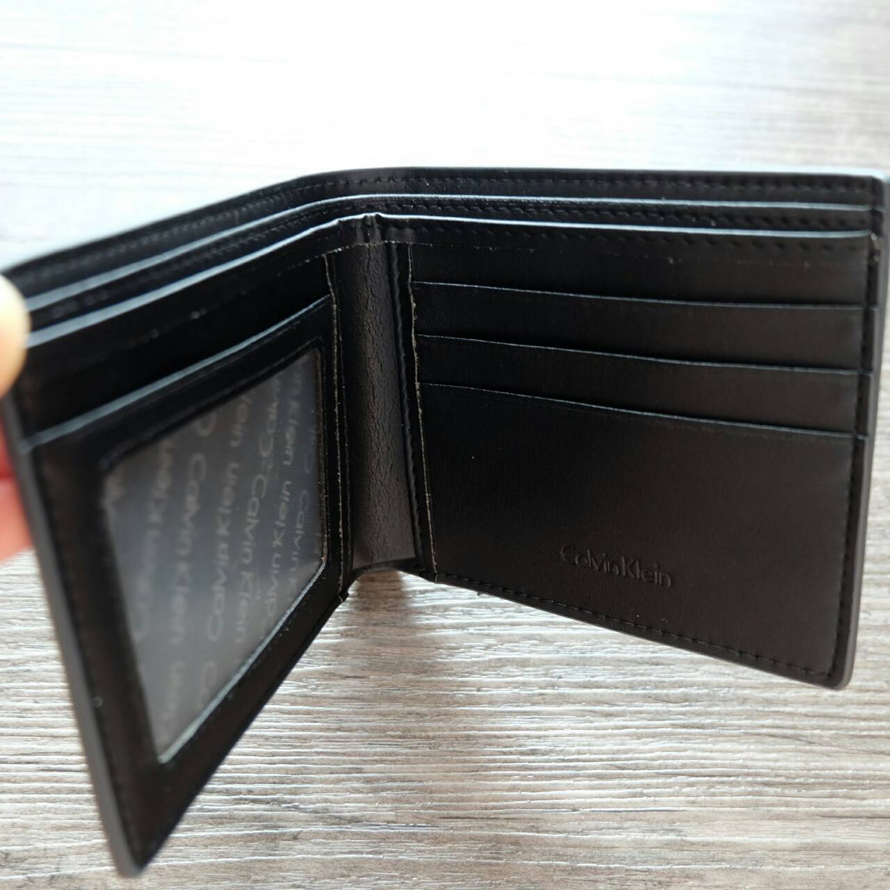 Calvin Klein Short Wallet กระเป๋าสตางค์ใบสั้น ด้านหน้าตกแต่งด้วยโลหะเงิน ปั๊มแบรนด์ จะมอบเป็นของขวัญหรือใช้เองก็แนะนำค่ะ