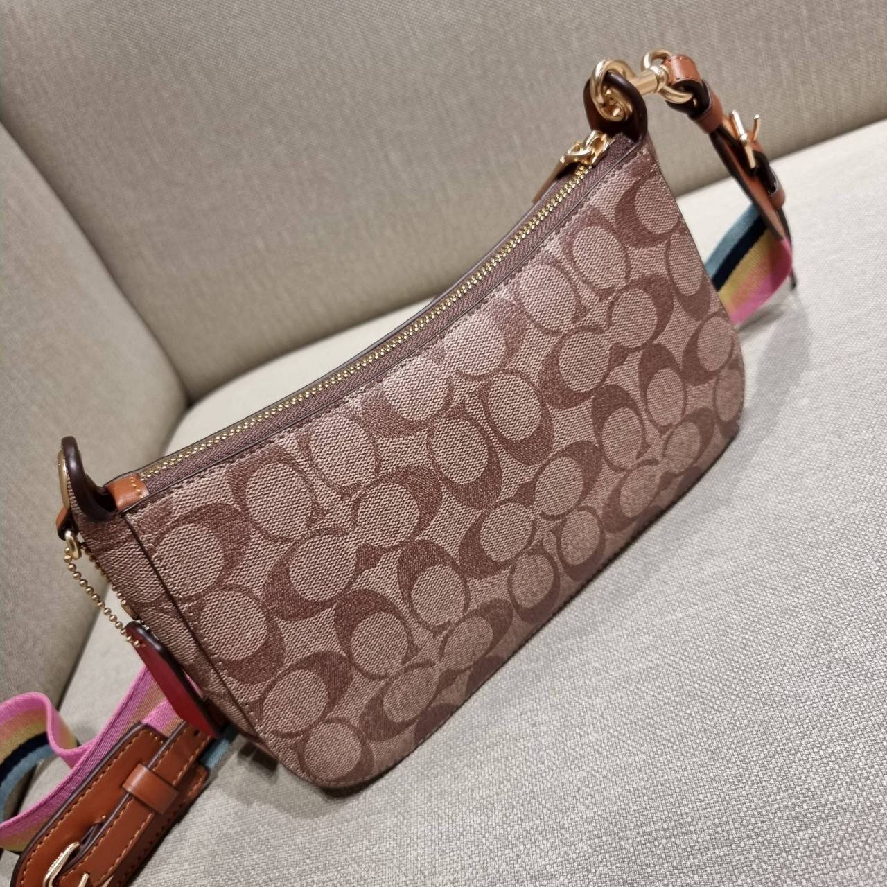 COACH C7264 C6823 C6817 JES BAGUETTE IN SIGNATURE CANVAS คอลเลคชั่นใหม่ล่าสุด พร้อมเสิร์ฟความสวยถึงบ้านเช่นเคย!! กระเป๋าสะพายทรงบาแกตต์ ดีไซน์ย้อนยุค ที่แอบแฝงความเรียบหรูดูแพงอยู่ในตัว โดดเด่นด้วยสายสะพายเส้นใหญ่ โทนสีคอนทราส ทำให้ไอเท็มนี้ดูมีลูกเล่นมาก