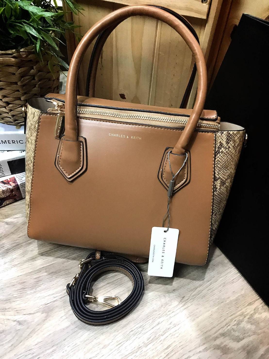 Don't Miss! CHARLES & KEITH DOUBLE ZIP STRUCTURED BAG กระเป๋าถือหรือสะพายรุ่นยอดนิยมขนาดใหญ่กำลังดี หนังเรียบสวยอยู่ทรงด้านหน้ามีโลโก้แบรนด์อะไหล่ทองนูน เปิดปิดด้วยซิป ภายในกว้างจุของได้เยอะ ใส่ Ipad กระเป๋าสตางค์ หนังสือ ของใช้ได้จุ มาพร้อมสายสะพายย