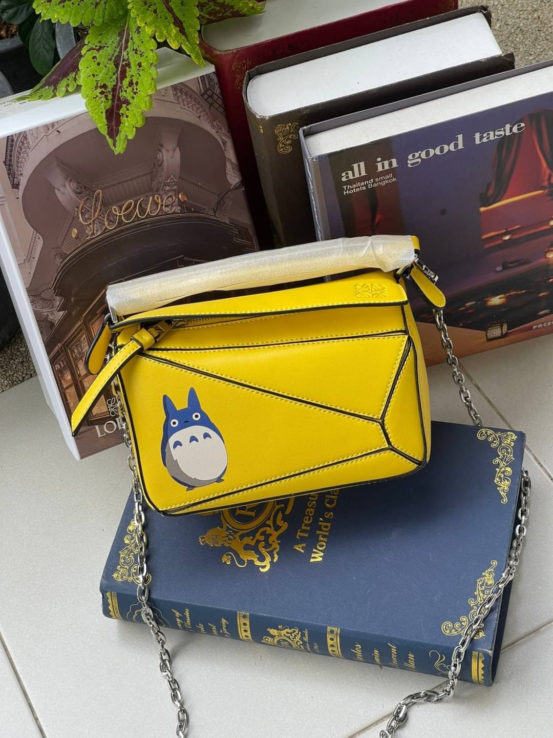 Loewe Nano Puzzle bag in classic โลเอเว่ (LOEWE) อีกหนึ่งกระเป๋าแบรนด์ดังจากสเปน ภายใต้คอลเลคชั่นใหม่อันร่วมสมัยของแบรนด์ มีความเป็นคลาสสิคและโมเดิร์นทันสมัย กระเป๋าที่มาในรูปแบบสี่เหลี่ยมผืนผ้า ที่สามารถใช้งานได้ทั้งแบบหูหิ้ว และแบบ Crossbody ด้านในมีช่อ