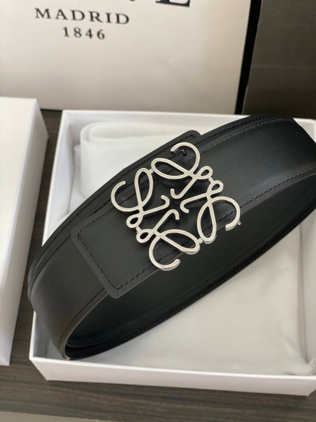 Loewe Belt / Loewe Anagram Leather Belt เข็มขัดโลเอเว่หนังแท้ สุดคลาสสิค วินเทจ เรียบง่าย ผู้ดี เป็นซิกเนเจอร์ ใช้งานเป็น everyday use ได้เลย วัสดุหนังแท้