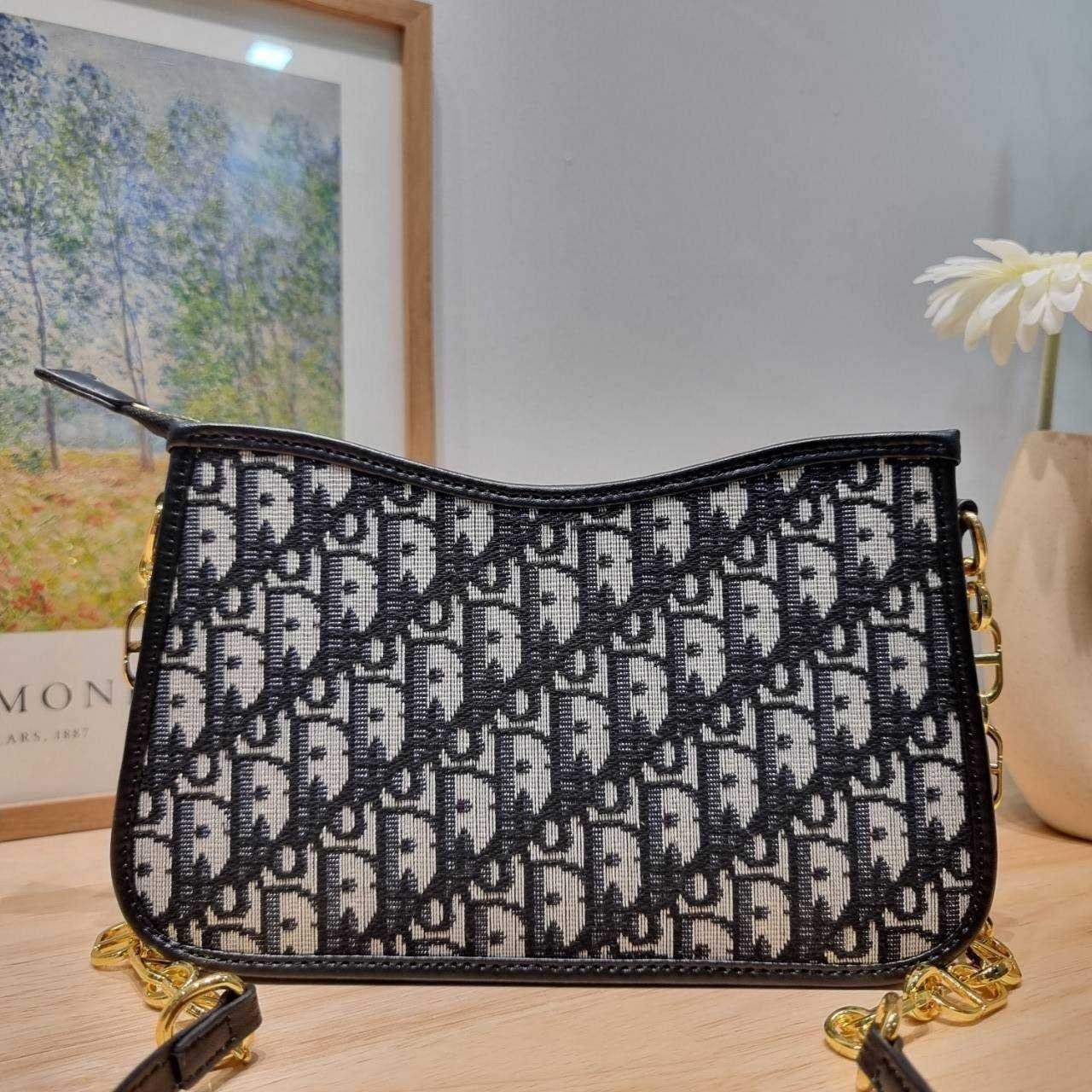 CD SIGNATURE HOBO MINI BAG กระเป๋าสะพายซิกเนเจอร์ โดดเด่นด้วยโลโก้เอกลักษณ์