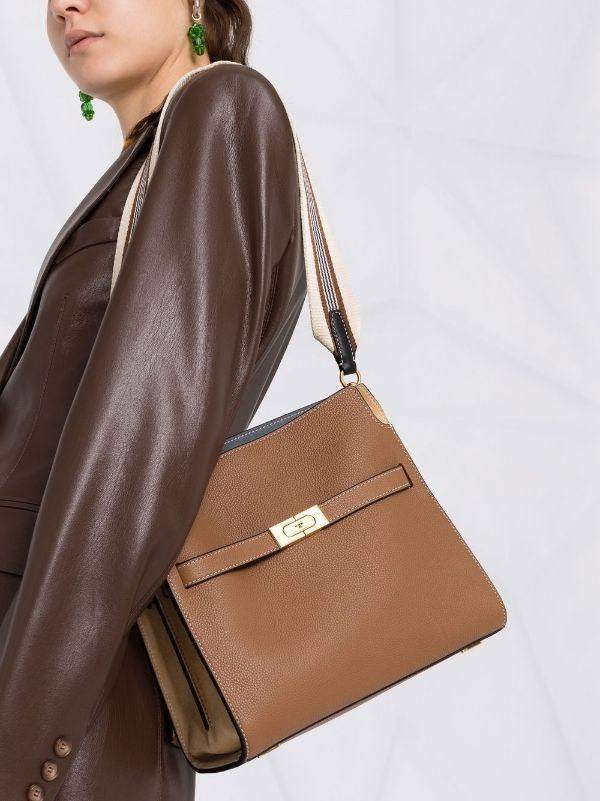 Tory burch lee radziwill pebbled small double bag กระเป๋า Lee Radziwill Double Bag สุดหรู ที่คำนึงถึงการเลเยอร์หนังและหนังกลับอย่างประณีตลงไปในงานดีไซน์ สามารถปรับปากกระเป๋าได้ 3 แบบตามต้องการ พร้อมนำเอาความเป็น American Luxury มาตีความใหม่ผ่านแง่มุมของคว