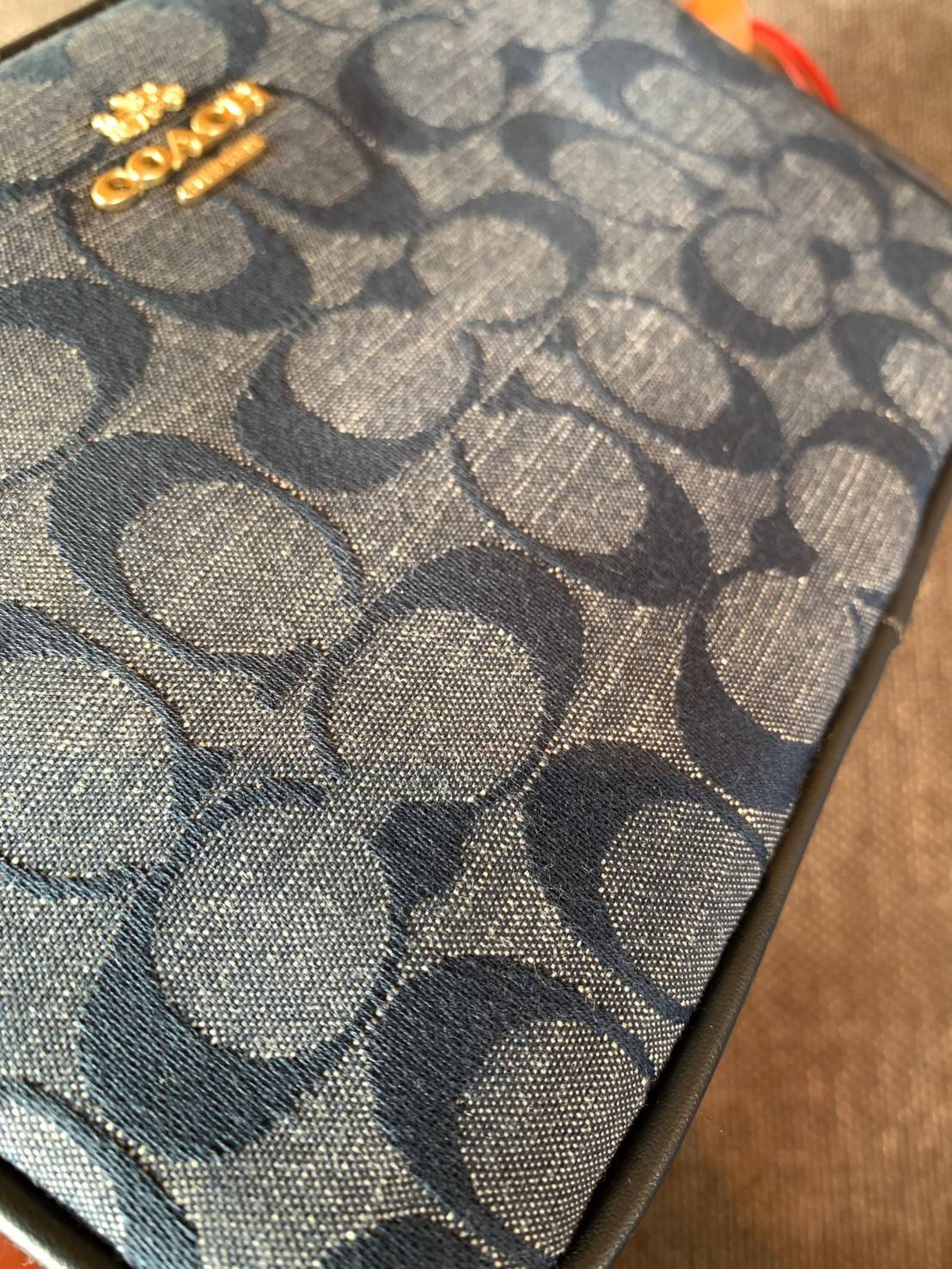 COACH MINI CAMERA IN SIGNATURE CHAMBRAY ((C8666)) 📣พร้อมส่งที่ไทย กับคอลเลคชั่นใหม่ล่าสุด ที่คุณต้องมี! กระเป๋าทรงกล่อง น้ำหนักเบา วัสดุผ้า Chambray ทอลายแบรนด์ตัดขอบหนังแท้ได้สวยงามค่ะ **ผ้าChambrayจะเหมาะกับหน้าร้อนนี้ได้ดีทีเดียวค่ะ**