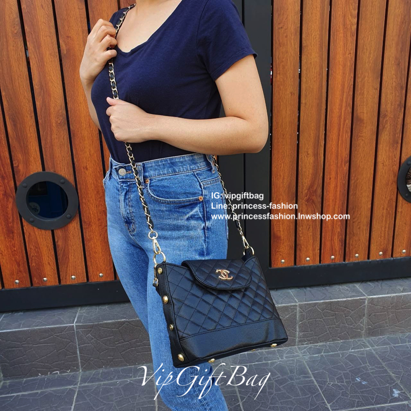 CHANEL VIP GIFT SHOULDER BAG รุ่น Limitedจากงาน VIP GIFT(GWP) ของแท้100% วัสดุหนังคาเวียร์เต็มใบ เปิดปิดด้วยซิปอะไหล่ทอง ด้านในใส่ของได้เยอะ มาพร้อมสายสะพาย2สายแบบ ทั้งสายโซ่สลับหนังและสายกนังคาเวียร์ ถนอมไหล่ ถอดออกได้ สวยหรูในราคาที่เอื้อมถึง ห้ามพลาดนะ