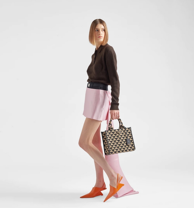 PRADA Small Prada Symbole jacquard fabric handbag แบบใหม่ล่าสุดจากแบรนด์ดัง จัดให้แบบเลิศๆ กับกระเป๋าทรงโท้ท สวยเอกลักษณ์ ภายในโล่งกว้างมาก ใส่ของแบบแน่นๆ จุๆไปได้เลย หมดห่วง!! และยังมีสายครอสบอดี้มาให้ จะสะพายชิคๆคูลๆ จะถือแบบปังๆ ก็เอาอยู่ทุกลุค ราคาคุ้