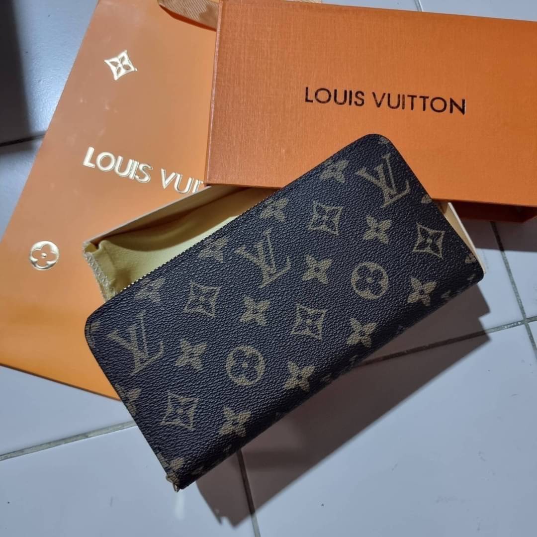 1ซิป LV long wallet ไอเท็มสุดฮิต ติดทุกกระแส แรงไม่เคยตก รุ่น unisex ที่จะหนุ่มๆสาวๆ ก็เลิฟได้หมด!! ใบยาวขนาดกำลังเหมาะมือ ถือแล้วขับผิวทุกสี วัสดุหนังแคนวาส ทนทาน เปิด-ปิดด้วยซิปรอบ ภายในมีช่องใส่บัตรเยอะ แบ่งสัดส่วนสวย ใส่ธนบัตรได้เน้นๆ ใส่เงินไปเลยจ้าห