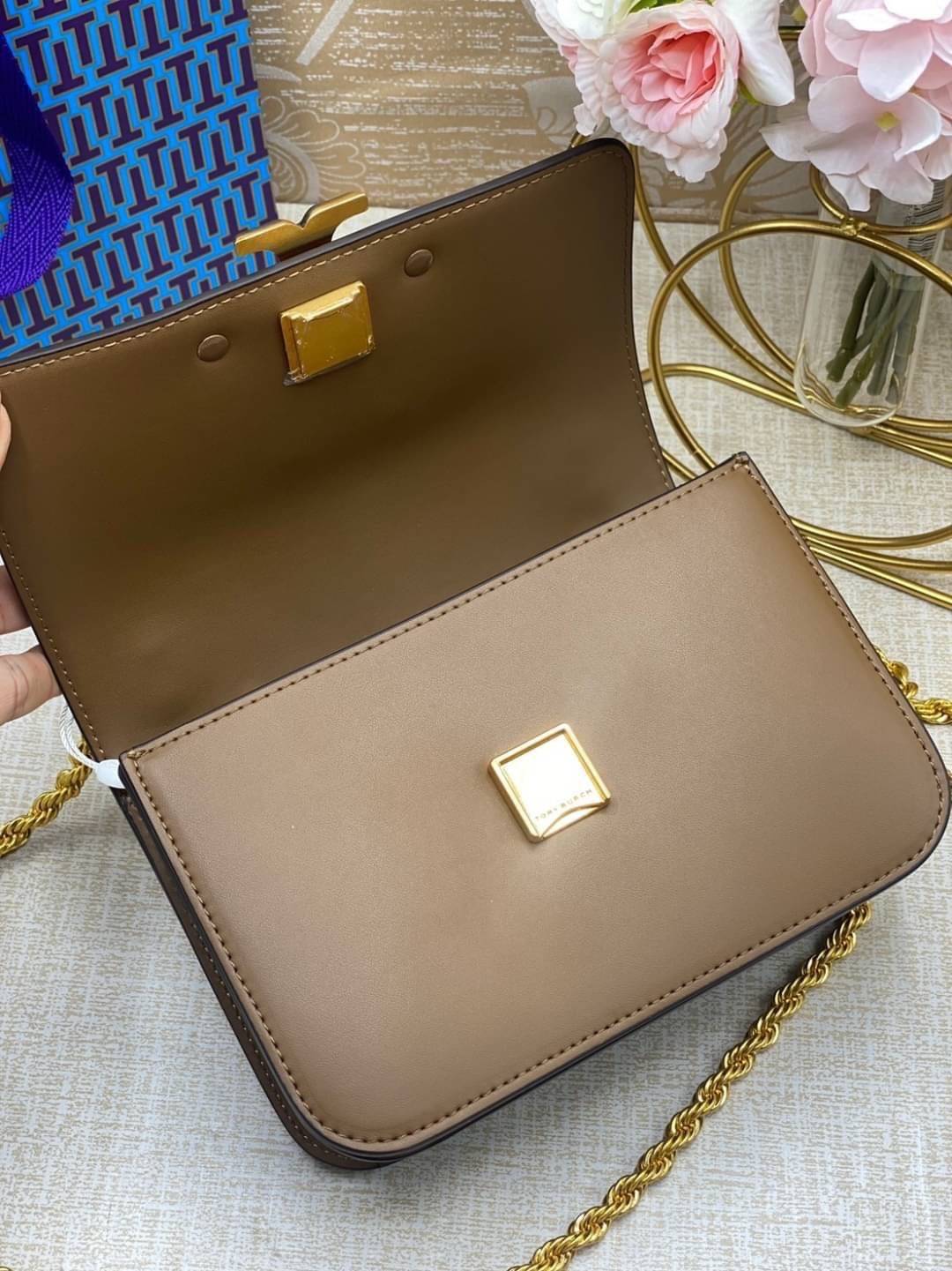 Tory Burch Eleanor Medium Convertible Shoulder Bag / Tory Burch 75003 ฮอตไอเท็ม รุ่นนี้ขายดีขายหมด สวยหรู คุณหนู ผู้ดี!! หายากมากแล้วน้า กระเป๋าสะพายข้าง ดีไซน์อยู่ทรง ขนาดกำลังสะดวกใช้สำหรับสาว เปิด-ปิดด้วยแถบแม่เหล็ก ภายในแบ่งสัดส่วนได้เป็นอย่างดี