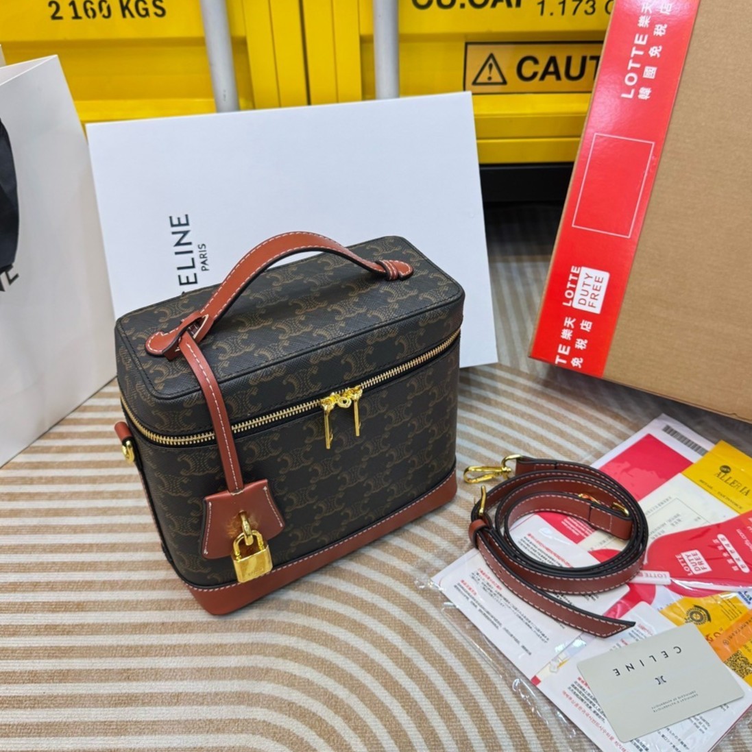CELINE VANITY BAG พลาดไม่ได้เลยกับคอลสุดคิ้ว กับกระเป๋าถือ/สะพายได้ทรงกล่อง ใช้สะพายได้ทุกวันอย่างคล่องตัวดีไซน์ใหม่สวยลาสสิค