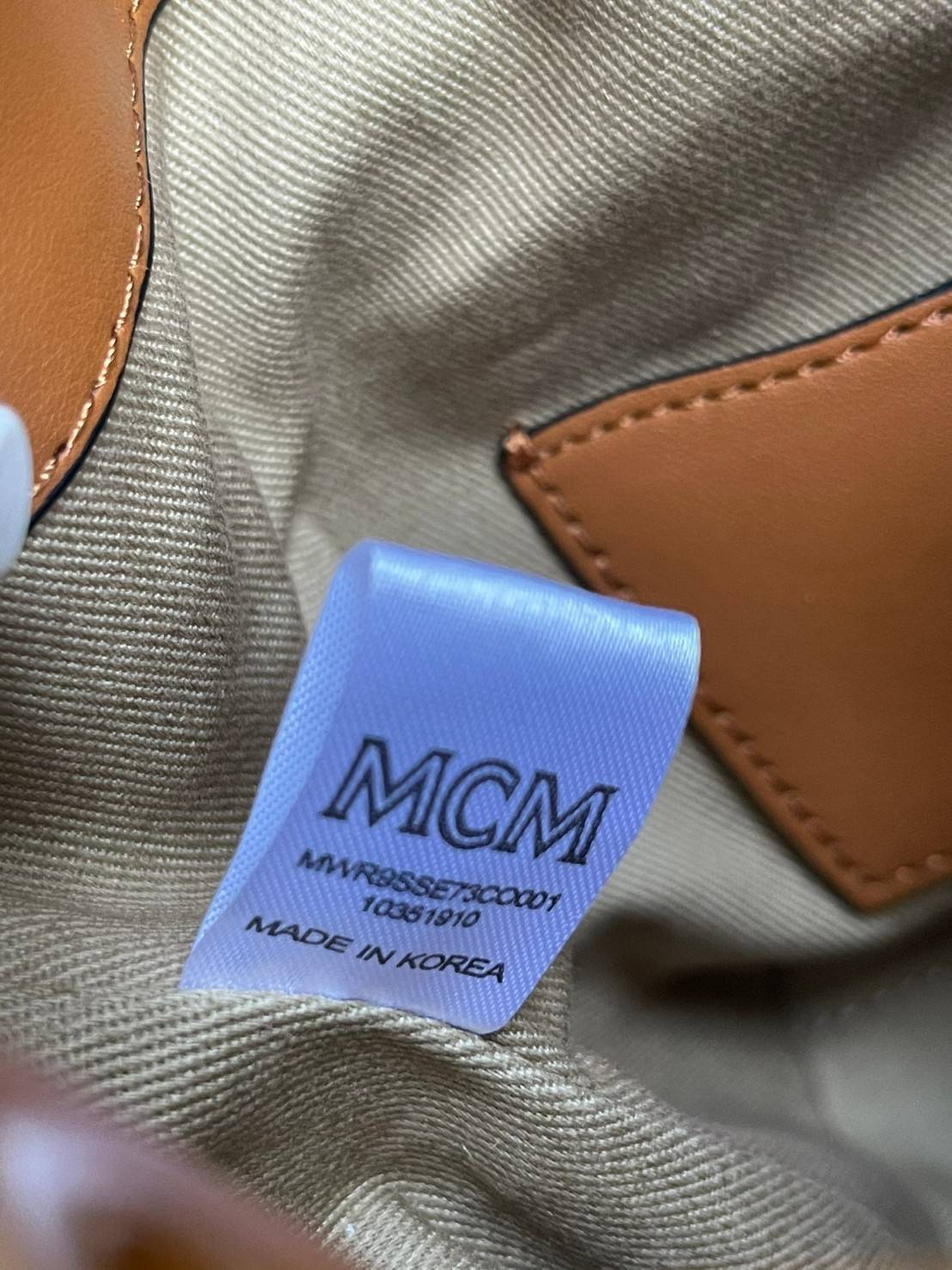 M.C.M SOFT BERLIN VISETOS DRAWSTRING MINI BAG สำหรับสาวๆสายแฟชั่นที่ชอบรายละเอียดแบบชิคๆขอแนะนำสำหรับรุ่นนี้ เป็นกระเป๋าที่สามารถจุของได้กำลังดี