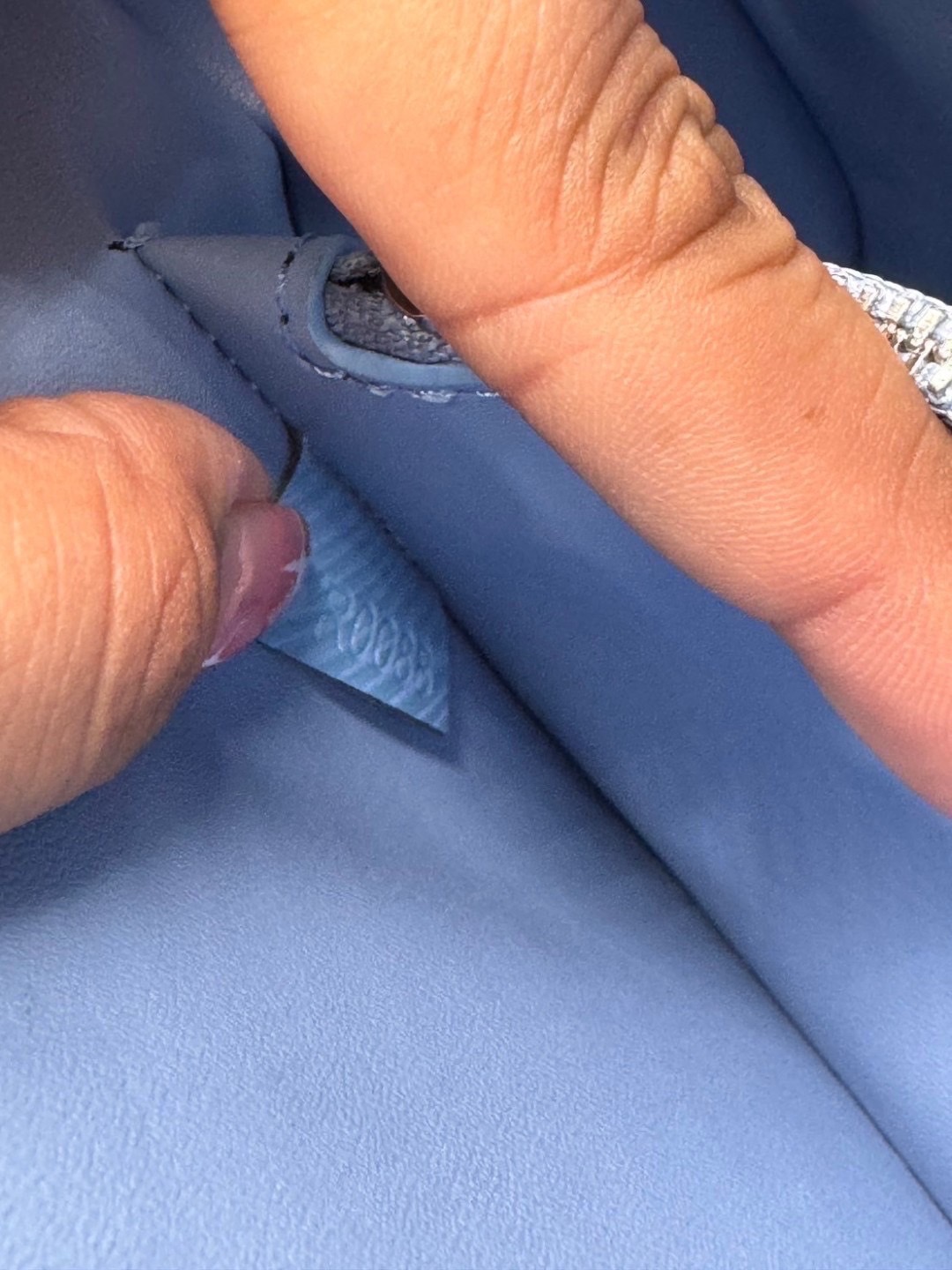 ORI หนังแท้ | LV Twist West Bag กระเป๋าสะพายหนัง Epi ลายเกรน สุดคลาสสิกมาดีไซน์ใหม่ในรูปทรงยาวเผยลุคมีระดับเหนือกาลเวลา ความหรูหราเข้ากับสตรีตสไตล์