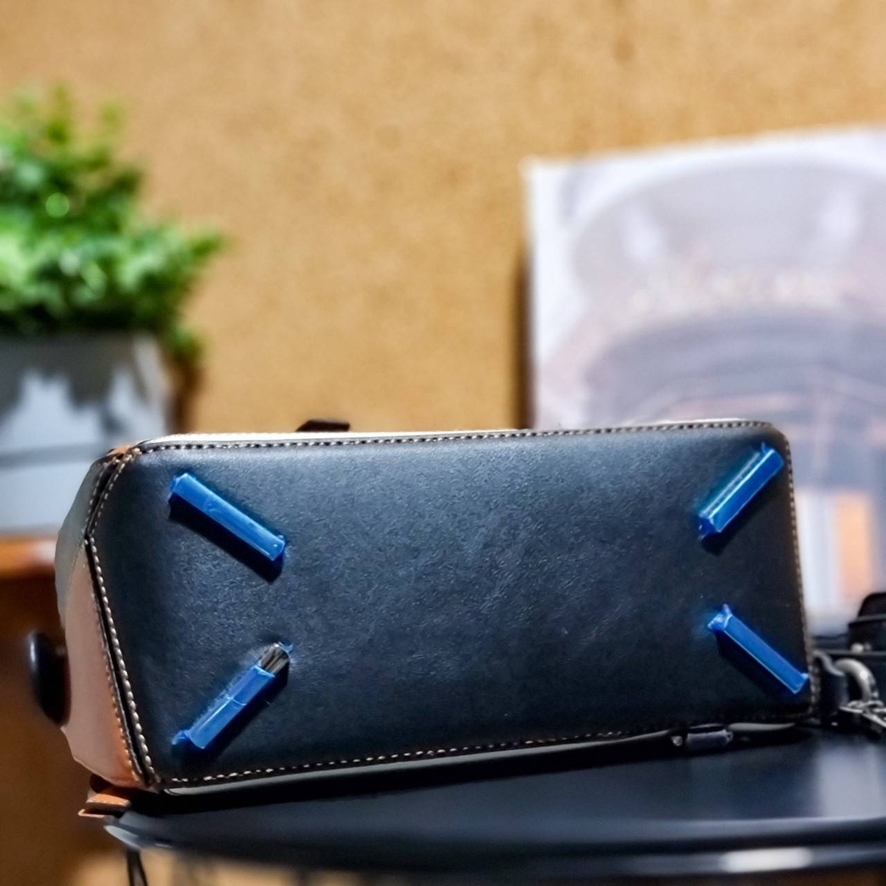 พรีเมี่ยมกิ๊ฟแท้ 100% 】LOEWE PUZZLE BAG IN CLASSIC เป็นอีกแบรนด์ที่ดีไซน์เป็นเอกลักษณ์ โดดเด่น สวยหรูทุกรุ่น!! กระเป๋าสะพายข้างทรงกล่อง สไตล์พัซเซิล ให้ฟีลลิ่งเหมือนตัวต่อคละสี ดูดีได้ทุกที่แค่มีใบนี้