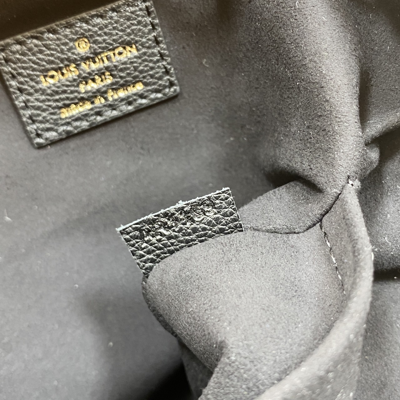 สลับแท้ LV Lockme bucket bag กระเป๋าสะพายทรงบัคเก็ตวินเทจ สวยคลาสสิก งานหนังแท้เต็มใบ โดดเด่นด้วยโลโก้สีทอง ด้วยดีไซส์ที่เรียบหรูเหมาะใช้ได้หลากหลายโอกาส ไอเท็มมาใหม่แต่ขายดี the best seller เลยค่ะ