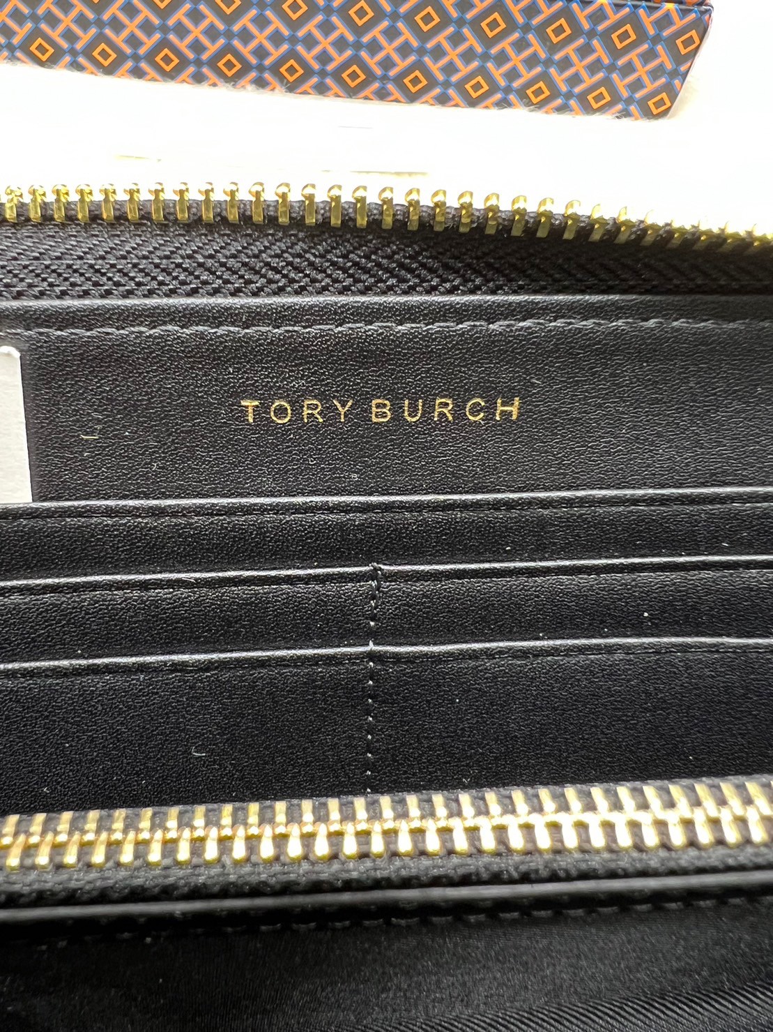 Tory Burch Charlie Zip Continental Wallet / Tory Wallet พร้อมส่ง กระเป๋าสตางค์ใบยาวสุดคลาสสิก ยังความเรียบหรูดูแพงด้วยโลโก้ด้านหน้า เป็นกระเป๋าสตางค์ทรงยาว ที่สามารถใส่บัตรได้หลายใบ