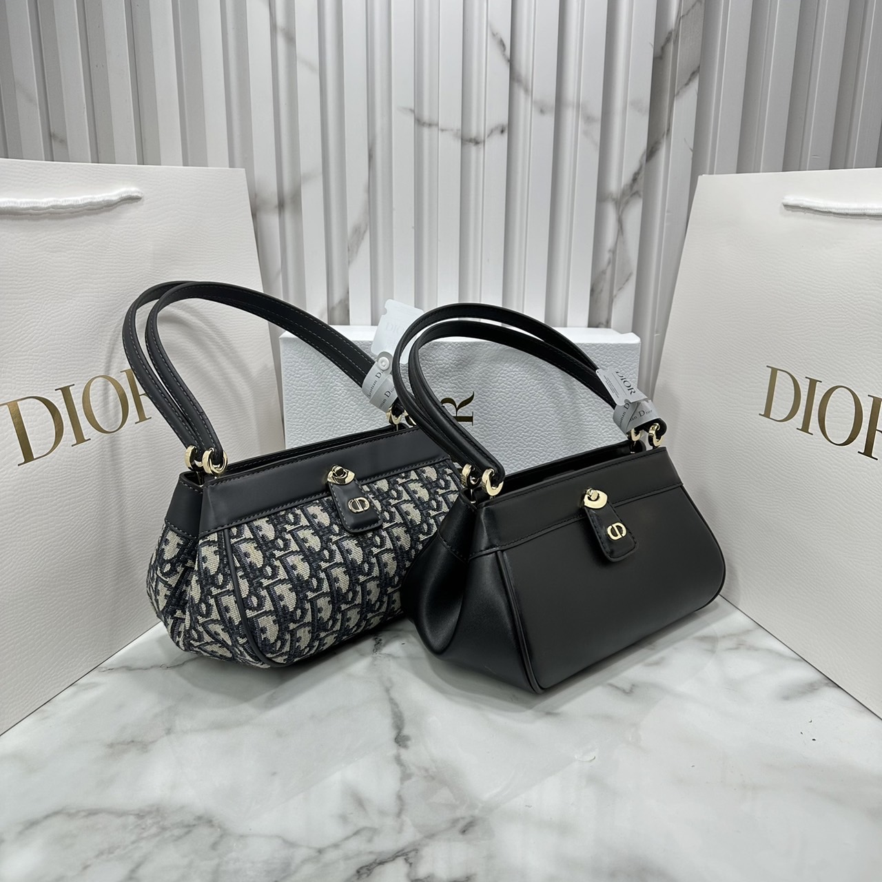 DIOR KEY BAG small 8" กระเป๋าสะพายไหล่รุ่นใหม่ กระเป๋าถือที่ฮ็อตสุดๆ เพราะ Sold out หมดเว็บไซต์เป็นที่เรียบร้อยด้วยดีไซน์ที่ดูหรูหรา