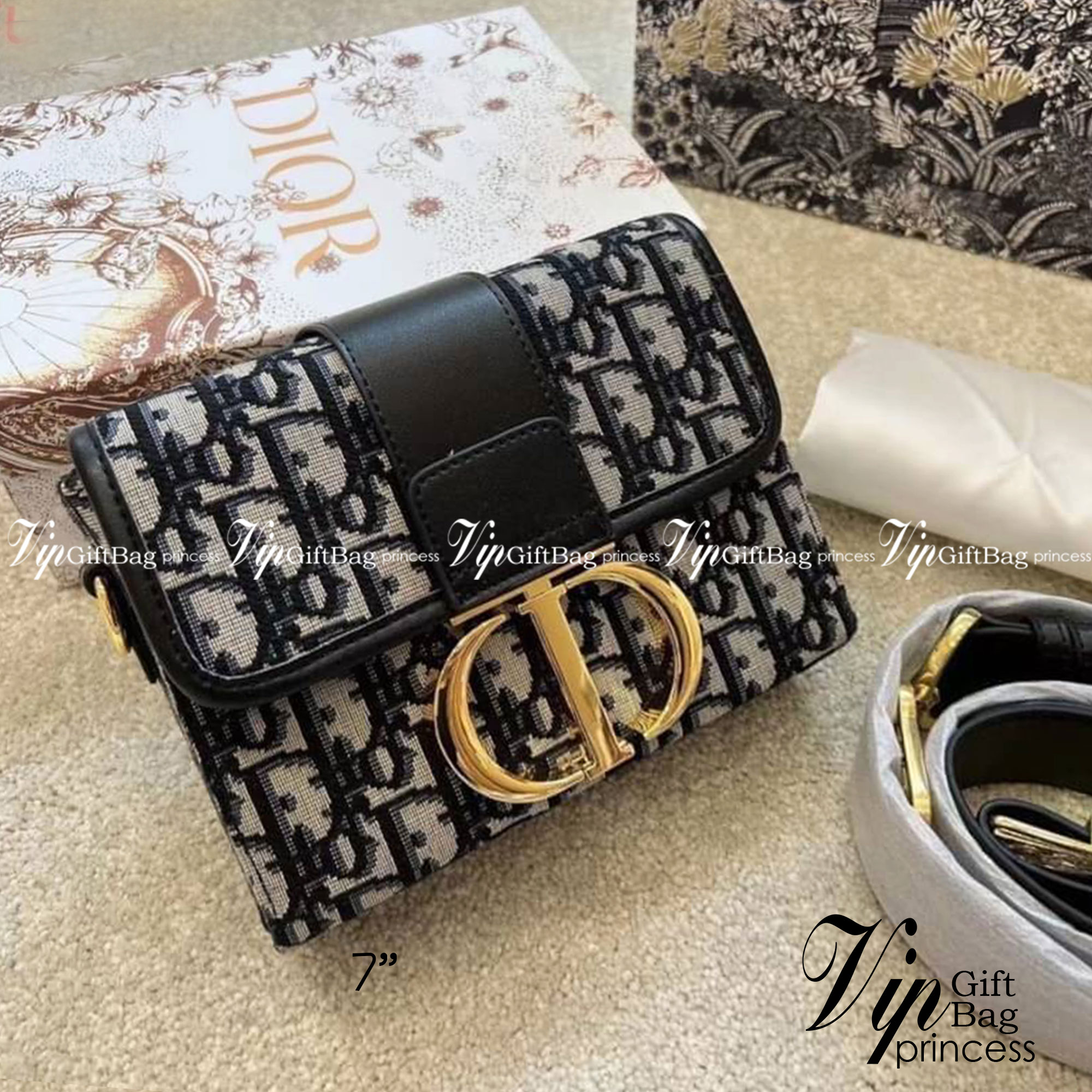 Dior 30 Montaigne Box Bag 7" / DIOR MINI BAG กระเป๋าสะพายดิออร์ เอกลักษณ์ของความหรู ไซส์มินิทรงสี่เหลี่ยมหนังเรียบสวยหรูอยู่ทรงเปิดปิดด้วยฝาปิดโลโก้แบรนด์อะไหล่ทอง ภายในโล่งมีโลโก้สามารถใส่มือถือของใช้จุกจิกได้ สายสะพายหนังยาวถอดได้ปรับระดับได้ สามาร