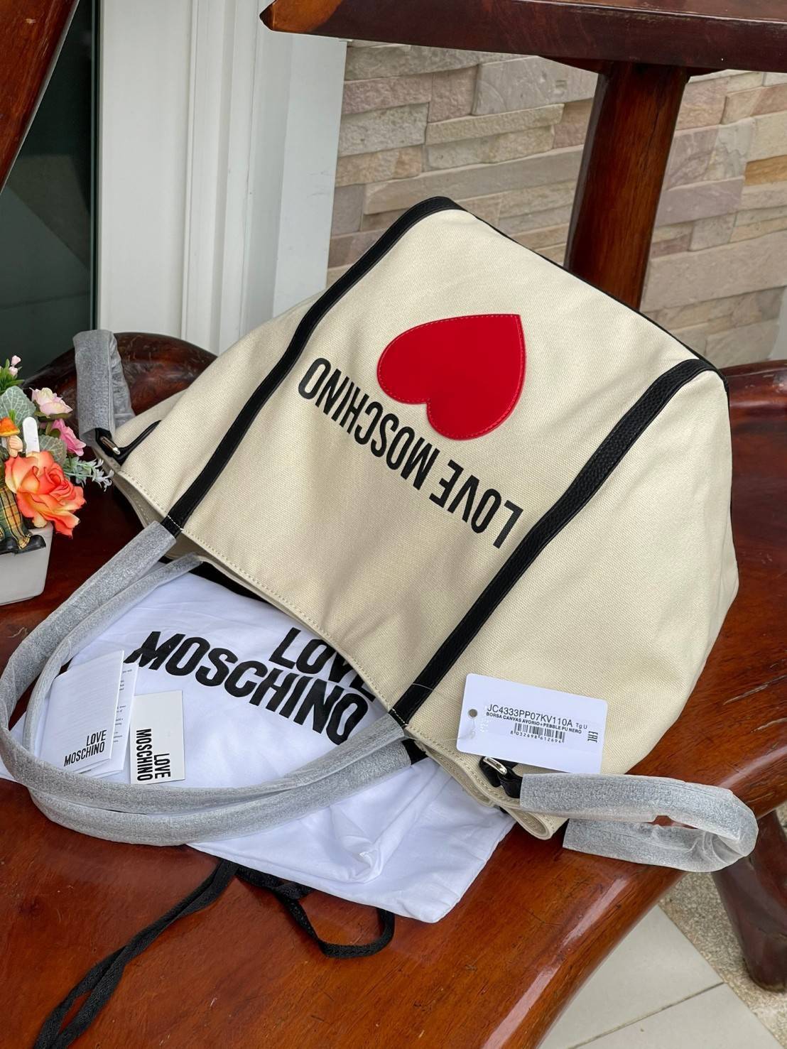 Love Moschino Borsa Donna MOD.JC4333PP07KV VAR.Unica กระเป๋าทรง Tote เป็นกระเป๋าที่สาวๆ ทำงานนิยมมากที่สุด เพราะมีขนาดใหญ่พอเหมาะใส่เอกสารขนาด A4 ใส่ของใช้ของจำเป็นได้ครบสำหรับการใช้งานนอกบ้านใน 1 วัน ถ้าต้องออกไปธุระต่อตอนค่ำก็ยังไม่ใหญ่เทอะทะเกินไป